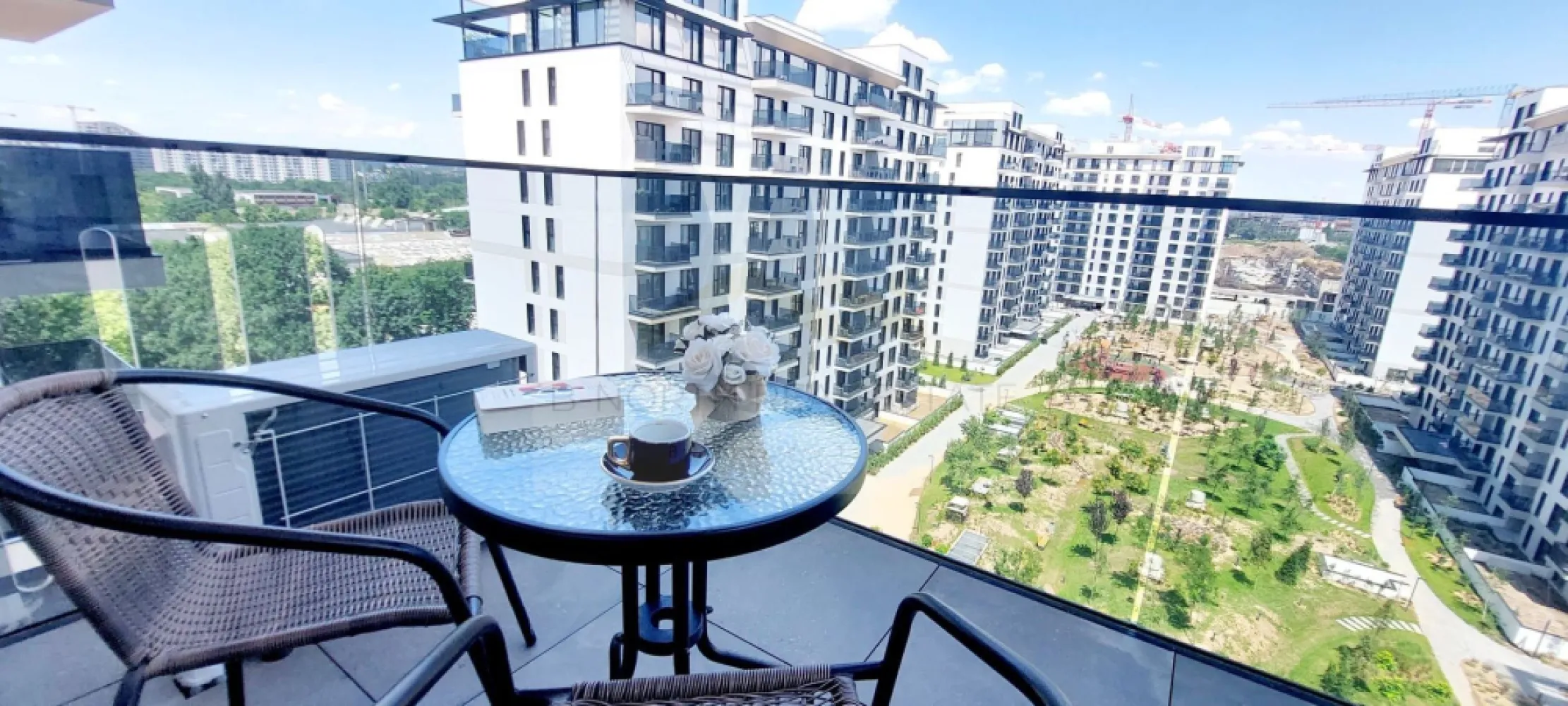2 camere Nusco City | Prima închiriere | Metrou Aurel Vlaicu - B-North Real Estate vă prezintă spre prima închiriere un apartament modern cu 2 camere, decomandat, situat în prestigiosul complex rezidențial Nusco City, una dintre cele mai apreciate și căutate zone din nordul Bucureștiului.

Apartamentul se află la etajul 8, are o suprafață totală de 53 mp și beneficiază de o vedere liniștită către grădina interioară a complexului, oferind un ambient plăcut, luminos și relaxant.

Locuința este complet mobilată și utilată, cu mobilier și electrocasnice noi, fiind pregătită pentru mutare imediată. Compartimentarea este eficientă și confortabilă, ideală pentru un stil de viață modern.

Localizarea este excelentă: la doar 7 minute de mers pe jos de Mall Promenada și aproximativ 9 minute de stația de metrou Aurel Vlaicu. Zona oferă acces rapid către principalele clădiri de birouri din nordul Capitalei, restaurante, cafenele, săli de fitness, centre medicale și alte puncte de interes.

Nusco City este un complex rezidențial nou, finalizat în 2026, care oferă un standard ridicat de confort și siguranță: pază permanentă, monitorizare video, spații verzi generoase, amenajate modern și foarte bine întreținute, precum și locuri de joacă pentru copii.

Apartamentul dispune de bucătărie complet echipată cu plită cu inducție, cuptor electric, hotă, combină frigorifică și mașină de spălat vase. De asemenea, beneficiază de mașină de spălat rufe, aer condiționat în fiecare cameră, încălzire în pardoseală cu termostat, finisaje moderne și spații optim compartimentate.

Este alegerea ideală pentru un cuplu sau pentru o persoană care își dorește confort, liniște și acces rapid către zona de business din nordul Bucureștiului.

Nu se acceptă animale de companie.

Pentru mai multe informații sau pentru programarea unei vizionări, echipa B-North Real Estate vă stă la dispoziție.