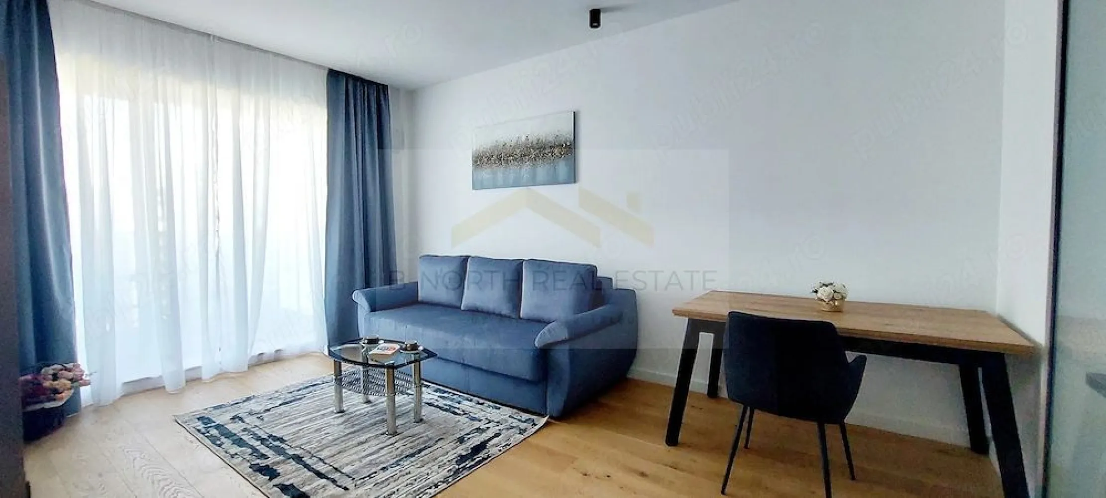 2 camere Nusco City | Prima închiriere | Metrou Aurel Vlaicu - B-North Real Estate vă prezintă spre prima închiriere un apartament modern cu 2 camere, decomandat, situat în prestigiosul complex rezidențial Nusco City, una dintre cele mai apreciate și căutate zone din nordul Bucureștiului.

Apartamentul se află la etajul 8, are o suprafață totală de 53 mp și beneficiază de o vedere liniștită către grădina interioară a complexului, oferind un ambient plăcut, luminos și relaxant.

Locuința este complet mobilată și utilată, cu mobilier și electrocasnice noi, fiind pregătită pentru mutare imediată. Compartimentarea este eficientă și confortabilă, ideală pentru un stil de viață modern.

Localizarea este excelentă: la doar 7 minute de mers pe jos de Mall Promenada și aproximativ 9 minute de stația de metrou Aurel Vlaicu. Zona oferă acces rapid către principalele clădiri de birouri din nordul Capitalei, restaurante, cafenele, săli de fitness, centre medicale și alte puncte de interes.

Nusco City este un complex rezidențial nou, finalizat în 2026, care oferă un standard ridicat de confort și siguranță: pază permanentă, monitorizare video, spații verzi generoase, amenajate modern și foarte bine întreținute, precum și locuri de joacă pentru copii.

Apartamentul dispune de bucătărie complet echipată cu plită cu inducție, cuptor electric, hotă, combină frigorifică și mașină de spălat vase. De asemenea, beneficiază de mașină de spălat rufe, aer condiționat în fiecare cameră, încălzire în pardoseală cu termostat, finisaje moderne și spații optim compartimentate.

Este alegerea ideală pentru un cuplu sau pentru o persoană care își dorește confort, liniște și acces rapid către zona de business din nordul Bucureștiului.

Nu se acceptă animale de companie.

Pentru mai multe informații sau pentru programarea unei vizionări, echipa B-North Real Estate vă stă la dispoziție.