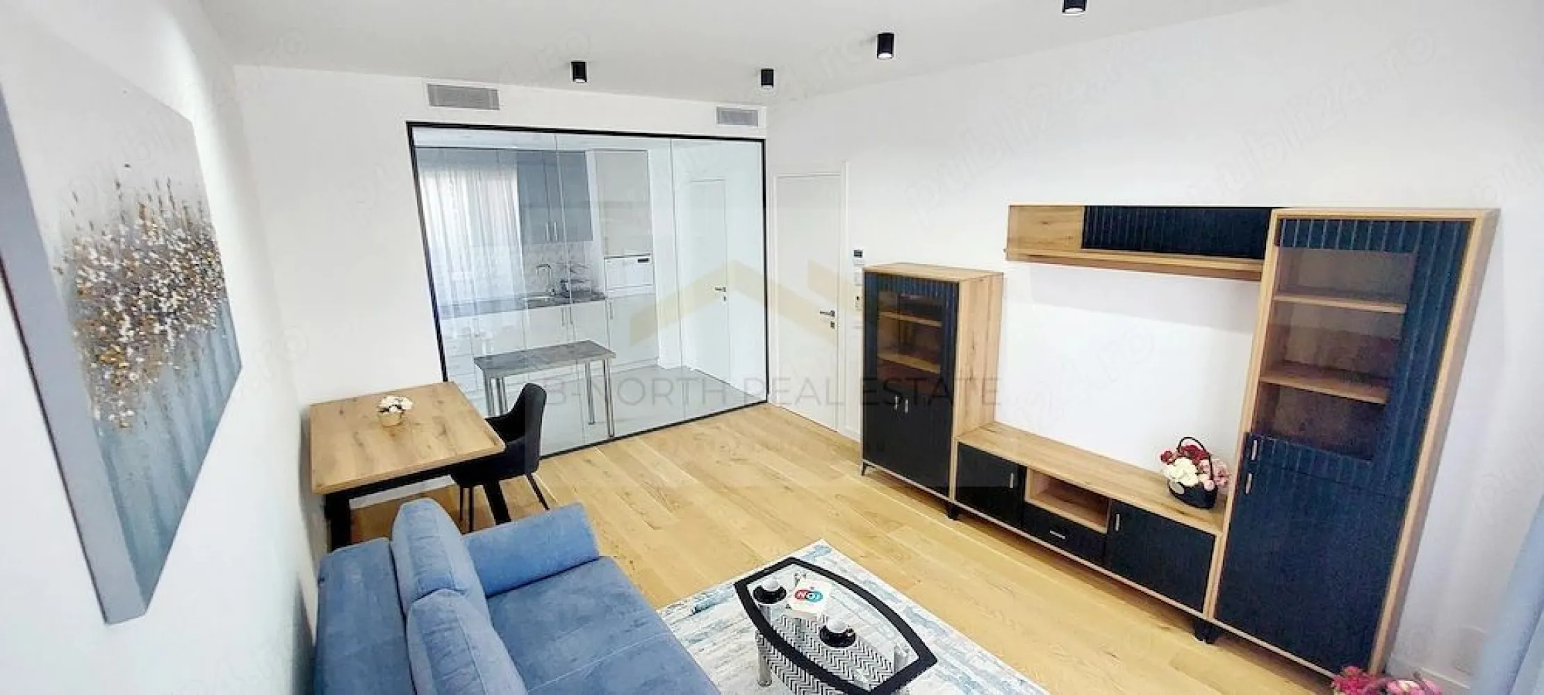 2 camere Nusco City | Prima închiriere | Metrou Aurel Vlaicu - B-North Real Estate vă prezintă spre prima închiriere un apartament modern cu 2 camere, decomandat, situat în prestigiosul complex rezidențial Nusco City, una dintre cele mai apreciate și căutate zone din nordul Bucureștiului.

Apartamentul se află la etajul 8, are o suprafață totală de 53 mp și beneficiază de o vedere liniștită către grădina interioară a complexului, oferind un ambient plăcut, luminos și relaxant.

Locuința este complet mobilată și utilată, cu mobilier și electrocasnice noi, fiind pregătită pentru mutare imediată. Compartimentarea este eficientă și confortabilă, ideală pentru un stil de viață modern.

Localizarea este excelentă: la doar 7 minute de mers pe jos de Mall Promenada și aproximativ 9 minute de stația de metrou Aurel Vlaicu. Zona oferă acces rapid către principalele clădiri de birouri din nordul Capitalei, restaurante, cafenele, săli de fitness, centre medicale și alte puncte de interes.

Nusco City este un complex rezidențial nou, finalizat în 2026, care oferă un standard ridicat de confort și siguranță: pază permanentă, monitorizare video, spații verzi generoase, amenajate modern și foarte bine întreținute, precum și locuri de joacă pentru copii.

Apartamentul dispune de bucătărie complet echipată cu plită cu inducție, cuptor electric, hotă, combină frigorifică și mașină de spălat vase. De asemenea, beneficiază de mașină de spălat rufe, aer condiționat în fiecare cameră, încălzire în pardoseală cu termostat, finisaje moderne și spații optim compartimentate.

Este alegerea ideală pentru un cuplu sau pentru o persoană care își dorește confort, liniște și acces rapid către zona de business din nordul Bucureștiului.

Nu se acceptă animale de companie.

Pentru mai multe informații sau pentru programarea unei vizionări, echipa B-North Real Estate vă stă la dispoziție.