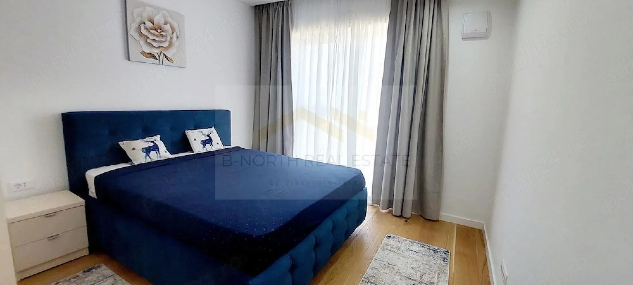 2 camere Nusco City | Prima închiriere | Metrou Aurel Vlaicu - B-North Real Estate vă prezintă spre prima închiriere un apartament modern cu 2 camere, decomandat, situat în prestigiosul complex rezidențial Nusco City, una dintre cele mai apreciate și căutate zone din nordul Bucureștiului.

Apartamentul se află la etajul 8, are o suprafață totală de 53 mp și beneficiază de o vedere liniștită către grădina interioară a complexului, oferind un ambient plăcut, luminos și relaxant.

Locuința este complet mobilată și utilată, cu mobilier și electrocasnice noi, fiind pregătită pentru mutare imediată. Compartimentarea este eficientă și confortabilă, ideală pentru un stil de viață modern.

Localizarea este excelentă: la doar 7 minute de mers pe jos de Mall Promenada și aproximativ 9 minute de stația de metrou Aurel Vlaicu. Zona oferă acces rapid către principalele clădiri de birouri din nordul Capitalei, restaurante, cafenele, săli de fitness, centre medicale și alte puncte de interes.

Nusco City este un complex rezidențial nou, finalizat în 2026, care oferă un standard ridicat de confort și siguranță: pază permanentă, monitorizare video, spații verzi generoase, amenajate modern și foarte bine întreținute, precum și locuri de joacă pentru copii.

Apartamentul dispune de bucătărie complet echipată cu plită cu inducție, cuptor electric, hotă, combină frigorifică și mașină de spălat vase. De asemenea, beneficiază de mașină de spălat rufe, aer condiționat în fiecare cameră, încălzire în pardoseală cu termostat, finisaje moderne și spații optim compartimentate.

Este alegerea ideală pentru un cuplu sau pentru o persoană care își dorește confort, liniște și acces rapid către zona de business din nordul Bucureștiului.

Nu se acceptă animale de companie.

Pentru mai multe informații sau pentru programarea unei vizionări, echipa B-North Real Estate vă stă la dispoziție.