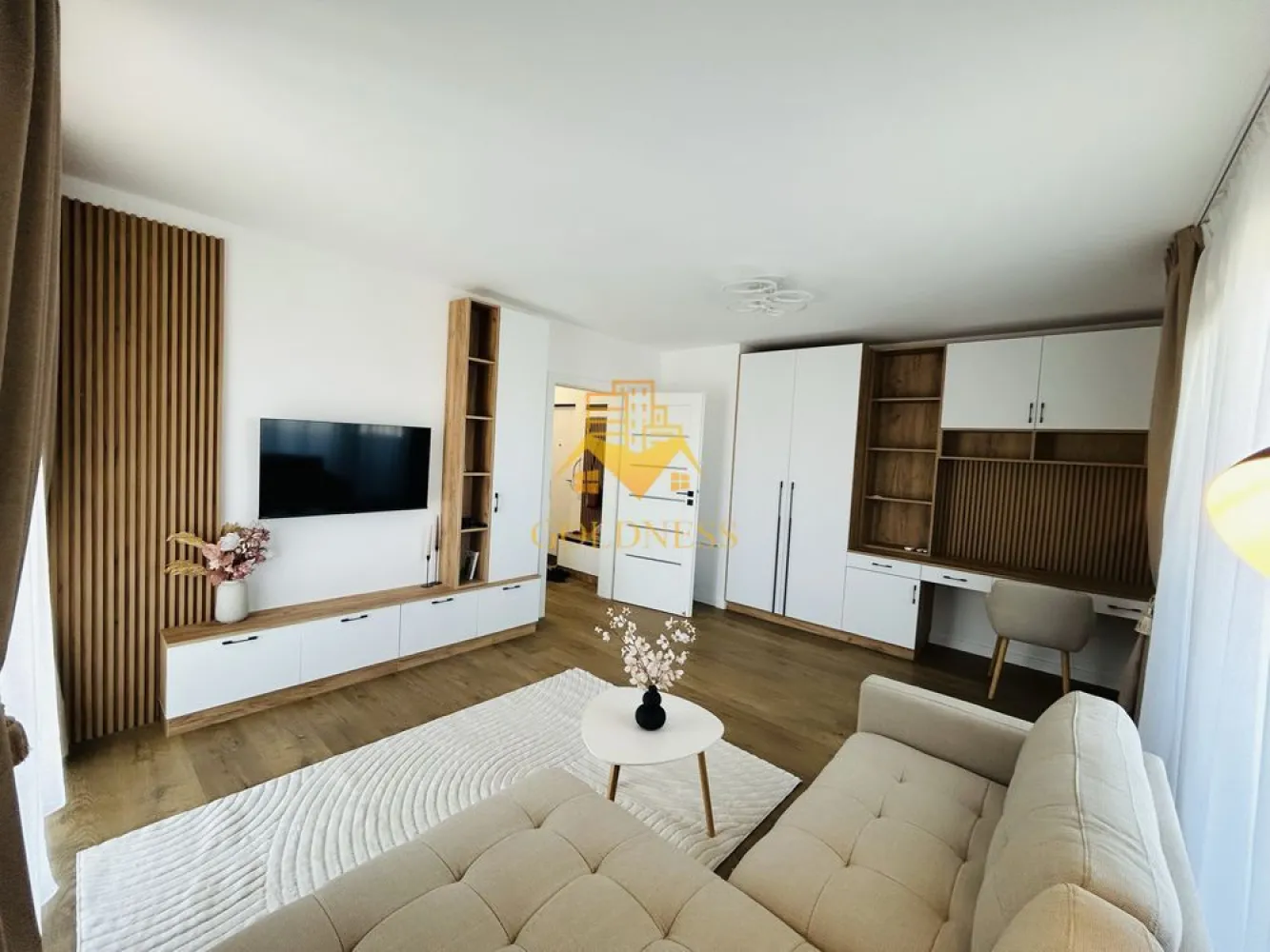 Apartament 2 cam superfinisat Intre Lacuri Residence! Prima inchiriere - GOLDNESS Imobiliare vă propune spre închiriere un apartament cu 2 camere, având o suprafață utilă de 55 mp, complet mobilat și utilat, situat la etajul 5 din 6, într-un imobil nou finalizat în 2026, în cartierul Între Lacuri.

Dispune de loc de parcare subteran inclus.

Se află într-o zonă liniștită, cu trafic redus, în apropierea Parcului Între Lacuri, a magazinelor Lidl, Kaufland și Leroy Merlin, la aproximativ 5 minute de stațiile de transport în comun și la doar câteva minute de Iulius Mall.

Apartamentul este compartimentat astfel:

dormitor;
living spațios cu canapea extensibilă;
bucătărie separată, complet mobilată și utilată;
baie;
hol;
balcon.

Locuința beneficiază de orientare sud-vestică, oferind lumină naturală pe tot parcursul zilei.

Imobilul este dotat cu toate cele necesare pentru un confort ridicat:

încălzire în pardoseală;
aer condiționat;
mașină de spălat vase;
mașină de spălat haine cu uscător;
electrocasnice moderne;
lift.

De asemenea, apartamentul dispune de spațiu pentru birou atât în dormitor, cât și în living, fiind potrivit inclusiv pentru persoanele care lucrează de acasă.

Apartamentul se află la prima închiriere și este disponibil începând cu data de 1 august 2026.

Este ideal pentru un cuplu, o persoană singură sau o familie. Nu se acceptă animale de companie.

Dacă sunteți interesați de acest apartament și doriți să îl vizionați, dar și pentru alte oferte, nu ezitați să ne contactați telefonic sau prin e-mail. Vă stăm la dispoziție!

Pentru intermediere se percepe un comision de 50% din prețul chiriei!