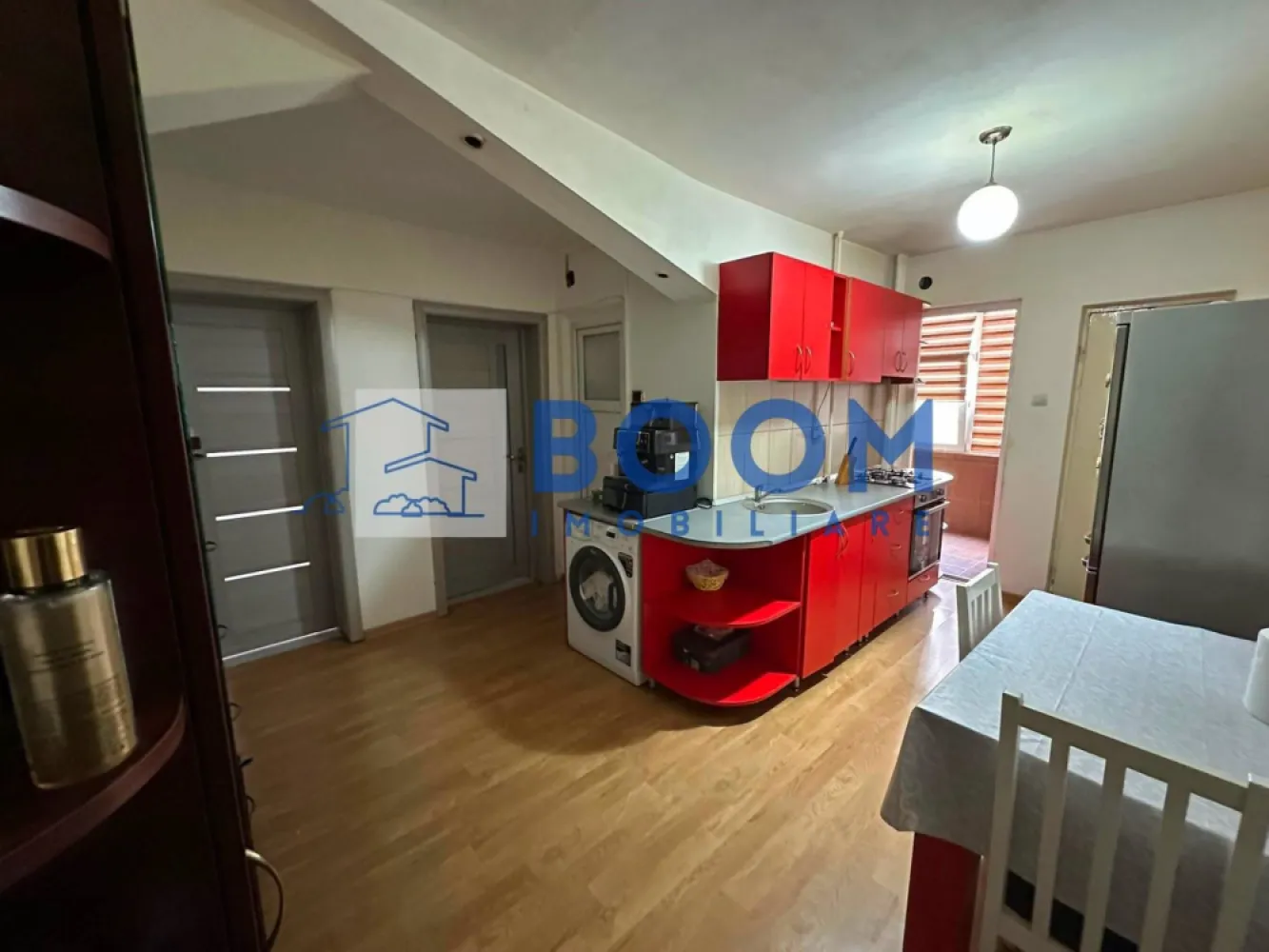 Apartament 2 camere Zona Nord | Etaj 1 | Complet mobilat si utilat - BOOM Imobiliare vă propune spre vânzare un apartament cu 2 camere decomandat, situat într-una dintre cele mai apreciate zone ale orașului, în Nord, adiacent Bulevardului Matei Basarab.

Proprietatea este amplasată la etajul 1 al unui bloc tip P cu 4 etaje și dispune de o suprafață de 50 mp, oferind un spațiu bine compartimentat și confortabil. 
Apartamentul este format din living, dormitor, bucătărie, grup sanitar și balcon, fiind potrivit pentru o familie, un cuplu sau pentru investiție.

Locuința se vinde mobilată, fiind pregătită pentru a fi ocupată imediat. Poziționarea avantajoasă oferă acces rapid către magazine, școli, mijloace de transport și alte puncte de interes ale orașului.

Un apartament bine poziționat, într-o zonă liniștită și accesibilă, care poate deveni locuința ideală pentru viitorii proprietari.

Pentru mai multe informații și programarea unei vizionări, va rugam sa contactati echipa BOOM Imobiliare. CP3215377
