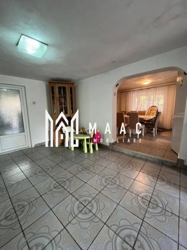 Casă 6 camere I 260 mp utili I 350 mp teren I Talmaciu - MAAC Imobiliare vă propune spre vânzare o casă spațioasă și solid construită, situată în Tălmaciu – într-o zonă liniștită, ideală pentru familii, dar excelent conectată atât cu municipiul Sibiu, cât și cu accesul rapid la autostradă.
Proprietatea se remarcă prin suprafețele generoase, luminozitate și posibilitatea de a fi compartimentată în două unități locative separate – o alegere excelentă pentru două familii sau pentru locuință + investiție.

Compartimentare inteligentă

Demisol – 50,5 mp, pivniță, bucătărie, hol, grup sanitar
Parter – 120,6 mp, living primitor, bucătărie, 3 camere, baie, hol, scară interioară, terasă acoperită de 29 mp – ideală pentru relaxare
Etaj – 96,7 mp, 3 camere, bucătărie, baie, hol + scară

Anexe: filigorie 17,6 mp, terasă 9,2 mp

Avantajele proprietății

✔ casă mare, luminoasă și foarte bine compartimentată
✔ curte proprie cu spațiu pentru grădină, relaxare și activități în aer liber
✔ anexe utile care sporesc confortul și funcționalitatea
✔ opțiune excelentă pentru două familii sau pentru locuit + chirie / investiție
✔ zonă liniștită, dar cu acces rapid către Sibiu și autostradă

Pentru detalii suplimentare sau pentru a programa o vizionare, vă invit să mă contactați telefonic și să menționați ID-ul proprietății: CP2819507.