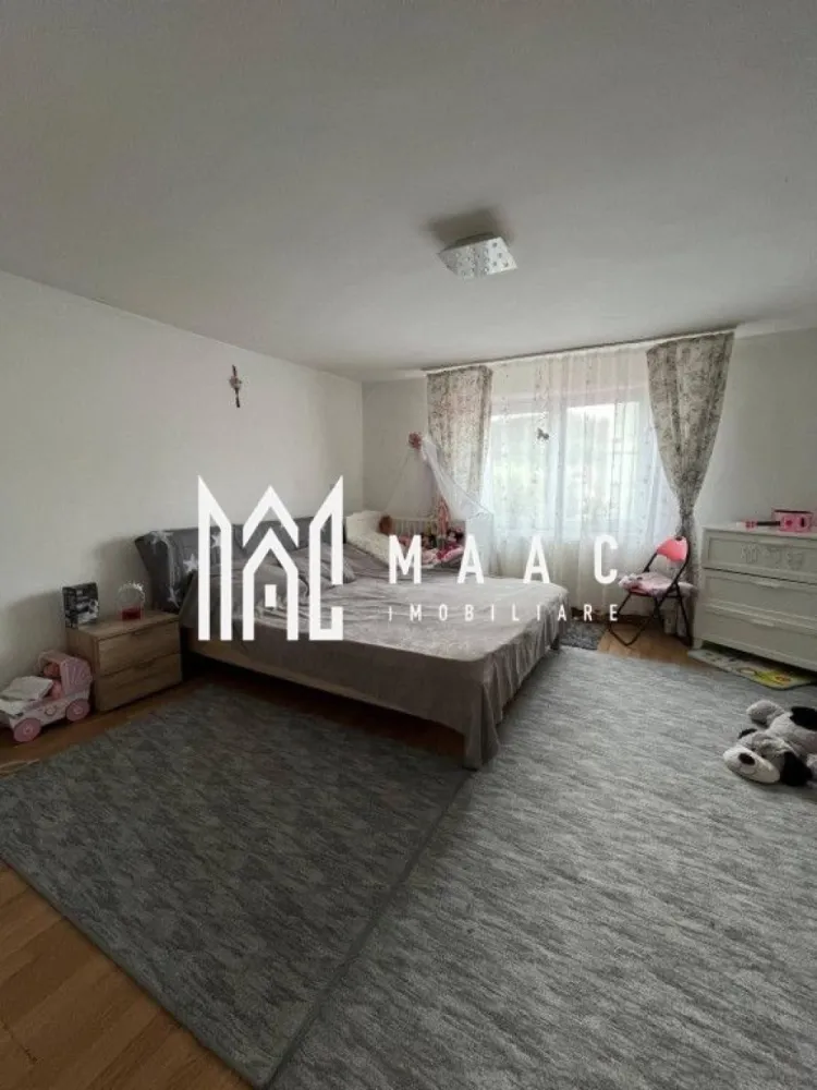 Casă 6 camere I 260 mp utili I 350 mp teren I Talmaciu - MAAC Imobiliare vă propune spre vânzare o casă spațioasă și solid construită, situată în Tălmaciu – într-o zonă liniștită, ideală pentru familii, dar excelent conectată atât cu municipiul Sibiu, cât și cu accesul rapid la autostradă.
Proprietatea se remarcă prin suprafețele generoase, luminozitate și posibilitatea de a fi compartimentată în două unități locative separate – o alegere excelentă pentru două familii sau pentru locuință + investiție.

Compartimentare inteligentă

Demisol – 50,5 mp, pivniță, bucătărie, hol, grup sanitar
Parter – 120,6 mp, living primitor, bucătărie, 3 camere, baie, hol, scară interioară, terasă acoperită de 29 mp – ideală pentru relaxare
Etaj – 96,7 mp, 3 camere, bucătărie, baie, hol + scară

Anexe: filigorie 17,6 mp, terasă 9,2 mp

Avantajele proprietății

✔ casă mare, luminoasă și foarte bine compartimentată
✔ curte proprie cu spațiu pentru grădină, relaxare și activități în aer liber
✔ anexe utile care sporesc confortul și funcționalitatea
✔ opțiune excelentă pentru două familii sau pentru locuit + chirie / investiție
✔ zonă liniștită, dar cu acces rapid către Sibiu și autostradă

Pentru detalii suplimentare sau pentru a programa o vizionare, vă invit să mă contactați telefonic și să menționați ID-ul proprietății: CP2819507.
