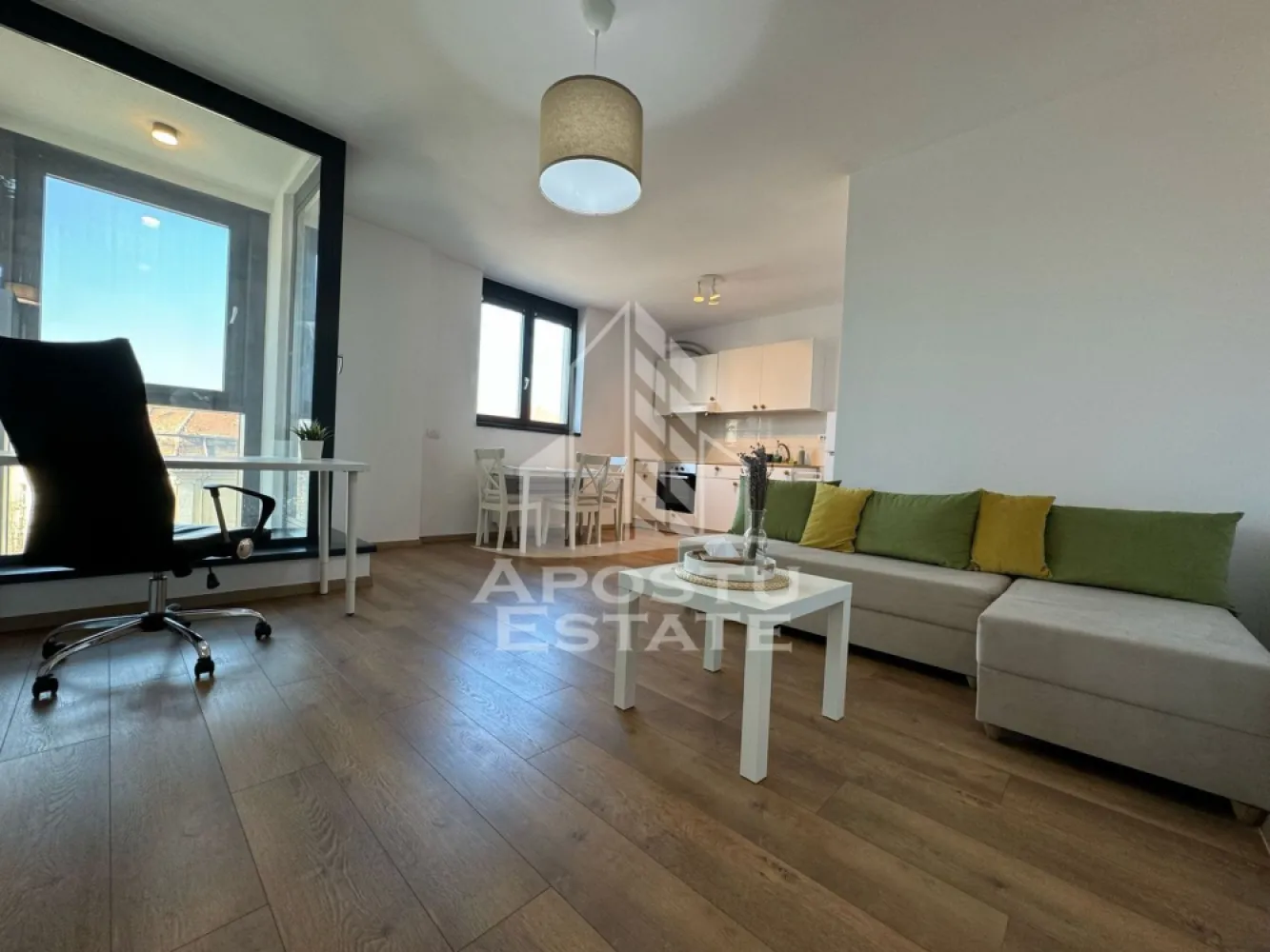 Apartament cu 2 camere de inchiriat, Isho - Timisoara - Agentia imobiliara APOSTU ESTATE va propune spre inchiriere un apartament cu 2 camere, spatios si luminos, situat in zona Take Ionescu in complexul rezidental Isho, o zona linistita si bine pozitionata din Timisoara,Timis. Potrivit pentru cupluri,familii , tineri care isi doresc o locuinta unde sa se simta confortabil si cu acces facil catre scoli, statii de autobuz, supermarketuri , magazine de zona, parcuri.

Suprafata utila: 50 mp

Compartimentare eficienta:

-Hol de acces generos

-Bucatarie complet mobilata si utilata

-Dormitor mobilat si utilat

-Living spatios pentru momente de relaxare

-Baie prevazuta cu dus

Confort si facilitati:

-Incalzirea apartamentului: centrala proprie

-Apartamentul este complet mobilat si utilat

Localizare:

-Timis,Timisoara, zona Take Ionescu– acces facil spre magazine, supermarketul Kaufland, scoli, parcuri si mijloace de transport in comun.

Ideal pentru:

-Familii

-Cupluri

-Tineri

-Studenti

Disponibilitate: imediata

Pret chirie lunara: 630E

Programeaza o vizionare pentru a-ti putea imagina viitorul aici!

ID intern: CP2338121