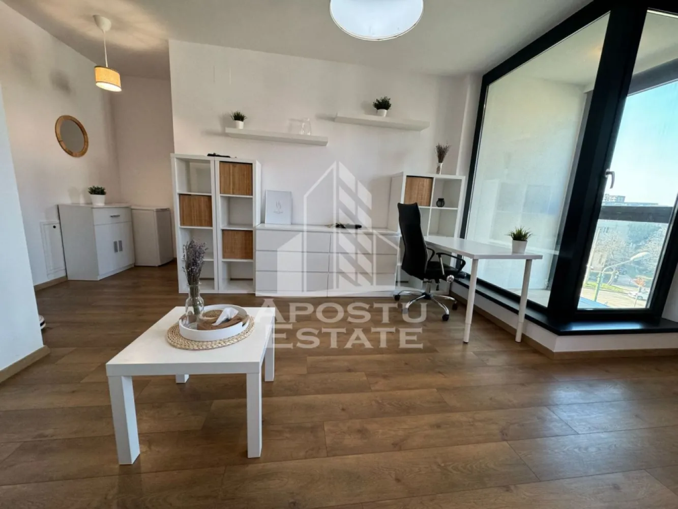 Apartament cu 2 camere de inchiriat, Isho - Timisoara - Agentia imobiliara APOSTU ESTATE va propune spre inchiriere un apartament cu 2 camere, spatios si luminos, situat in zona Take Ionescu in complexul rezidental Isho, o zona linistita si bine pozitionata din Timisoara,Timis. Potrivit pentru cupluri,familii , tineri care isi doresc o locuinta unde sa se simta confortabil si cu acces facil catre scoli, statii de autobuz, supermarketuri , magazine de zona, parcuri.

Suprafata utila: 50 mp

Compartimentare eficienta:

-Hol de acces generos

-Bucatarie complet mobilata si utilata

-Dormitor mobilat si utilat

-Living spatios pentru momente de relaxare

-Baie prevazuta cu dus

Confort si facilitati:

-Incalzirea apartamentului: centrala proprie

-Apartamentul este complet mobilat si utilat

Localizare:

-Timis,Timisoara, zona Take Ionescu– acces facil spre magazine, supermarketul Kaufland, scoli, parcuri si mijloace de transport in comun.

Ideal pentru:

-Familii

-Cupluri

-Tineri

-Studenti

Disponibilitate: imediata

Pret chirie lunara: 630E

Programeaza o vizionare pentru a-ti putea imagina viitorul aici!

ID intern: CP2338121