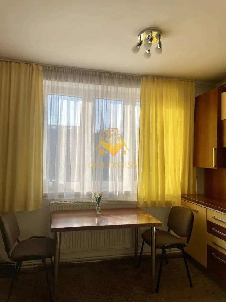 Aparatment 2 camere renovat FSEGA-Iulius Mall, AC, zona premium! - GOLDNESS Imobiliare vă propune spre închiriere un apartament cu 2 camere semidecomandat, având o suprafață utilă de 55 mp, complet mobilat și utilat, situat la etajul 4 din 10, în cartierul Gheorgheni.

Se află într-o locație excelentă, la doar câteva minute de Iulius Mall, FSEGA, Lidl, Kaufland, stații de transport în comun, restaurante, farmacii și alte puncte de interes.

Apartamentul este compartimentat astfel:

dormitor cu pat și saltea noi;
living spațios;
bucătărie complet mobilată și utilată;
baie;
hol.

Imobilul este dotat cu toate cele necesare pentru un confort sporit:

centrală termică proprie;
aer condiționat;
mașină de spălat haine;
frigider;
aragaz;
lift nou.

Apartamentul este disponibil pentru ocupare imediată.

Locuința este ideală pentru o persoană singură sau un cuplu. Nu se acceptă animale de companie.

Dacă sunteți interesați de acest apartament și doriți să îl vizionați, dar și pentru alte oferte, nu ezitați să ne contactați telefonic sau prin e-mail. Vă stăm la dispoziție!

Pentru intermediere se percepe un comision de 50% din prețul chiriei!