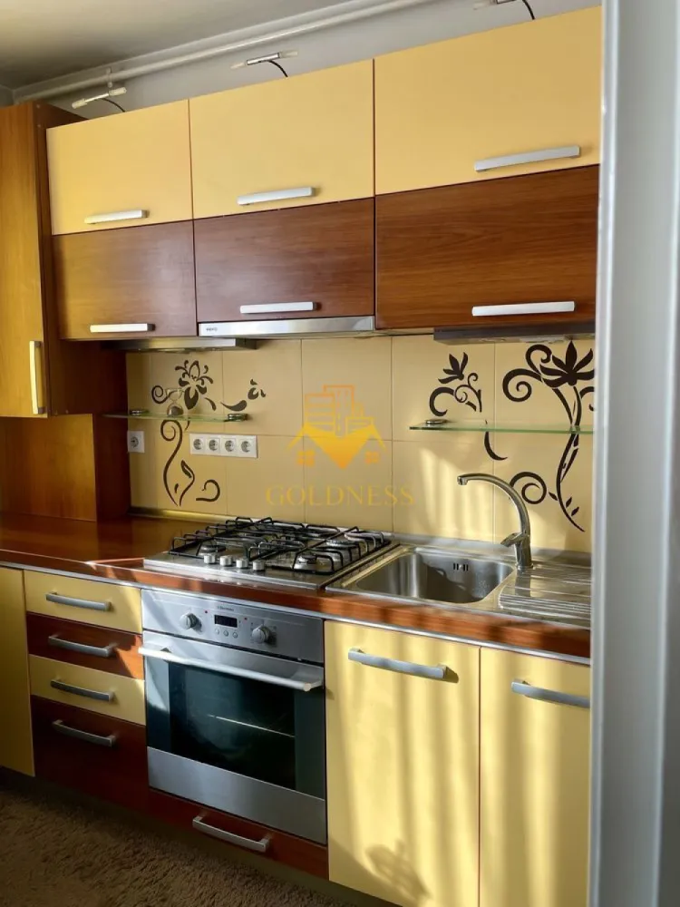 Aparatment 2 camere renovat FSEGA-Iulius Mall, AC, zona premium! - GOLDNESS Imobiliare vă propune spre închiriere un apartament cu 2 camere semidecomandat, având o suprafață utilă de 55 mp, complet mobilat și utilat, situat la etajul 4 din 10, în cartierul Gheorgheni.

Se află într-o locație excelentă, la doar câteva minute de Iulius Mall, FSEGA, Lidl, Kaufland, stații de transport în comun, restaurante, farmacii și alte puncte de interes.

Apartamentul este compartimentat astfel:

dormitor cu pat și saltea noi;
living spațios;
bucătărie complet mobilată și utilată;
baie;
hol.

Imobilul este dotat cu toate cele necesare pentru un confort sporit:

centrală termică proprie;
aer condiționat;
mașină de spălat haine;
frigider;
aragaz;
lift nou.

Apartamentul este disponibil pentru ocupare imediată.

Locuința este ideală pentru o persoană singură sau un cuplu. Nu se acceptă animale de companie.

Dacă sunteți interesați de acest apartament și doriți să îl vizionați, dar și pentru alte oferte, nu ezitați să ne contactați telefonic sau prin e-mail. Vă stăm la dispoziție!

Pentru intermediere se percepe un comision de 50% din prețul chiriei!