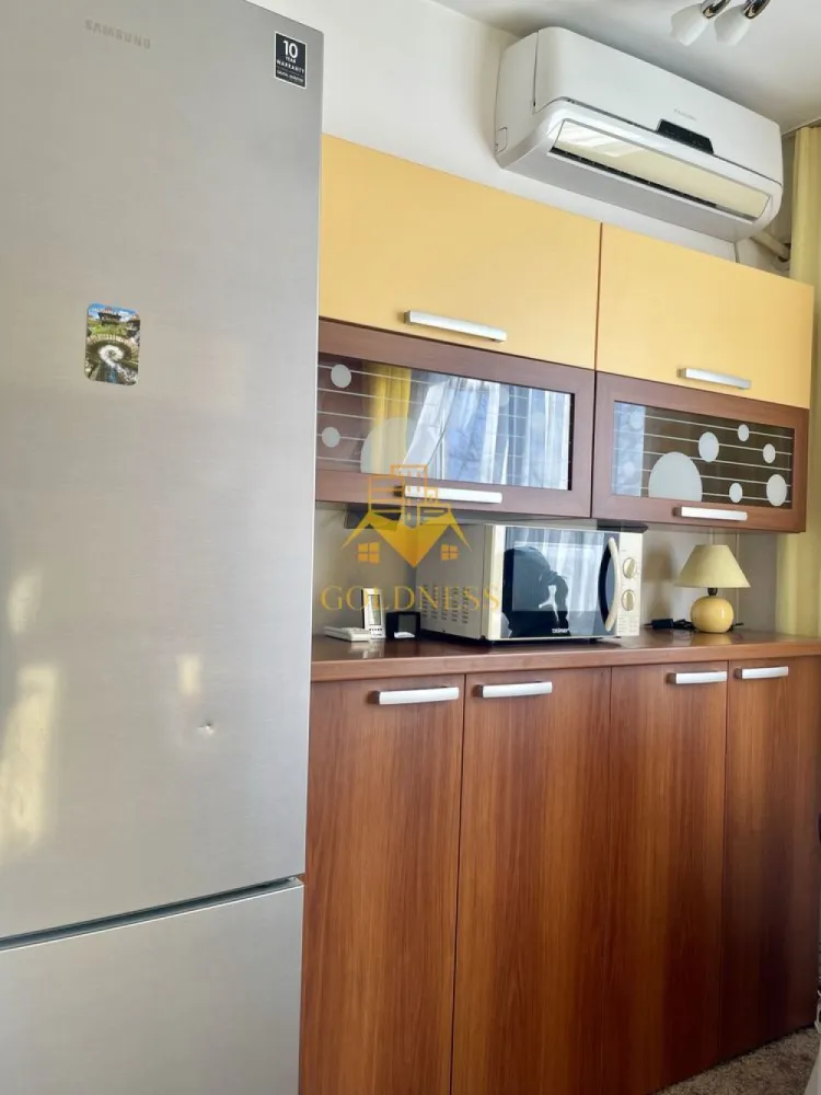 Aparatment 2 camere renovat FSEGA-Iulius Mall, AC, zona premium! - GOLDNESS Imobiliare vă propune spre închiriere un apartament cu 2 camere semidecomandat, având o suprafață utilă de 55 mp, complet mobilat și utilat, situat la etajul 4 din 10, în cartierul Gheorgheni.

Se află într-o locație excelentă, la doar câteva minute de Iulius Mall, FSEGA, Lidl, Kaufland, stații de transport în comun, restaurante, farmacii și alte puncte de interes.

Apartamentul este compartimentat astfel:

dormitor cu pat și saltea noi;
living spațios;
bucătărie complet mobilată și utilată;
baie;
hol.

Imobilul este dotat cu toate cele necesare pentru un confort sporit:

centrală termică proprie;
aer condiționat;
mașină de spălat haine;
frigider;
aragaz;
lift nou.

Apartamentul este disponibil pentru ocupare imediată.

Locuința este ideală pentru o persoană singură sau un cuplu. Nu se acceptă animale de companie.

Dacă sunteți interesați de acest apartament și doriți să îl vizionați, dar și pentru alte oferte, nu ezitați să ne contactați telefonic sau prin e-mail. Vă stăm la dispoziție!

Pentru intermediere se percepe un comision de 50% din prețul chiriei!