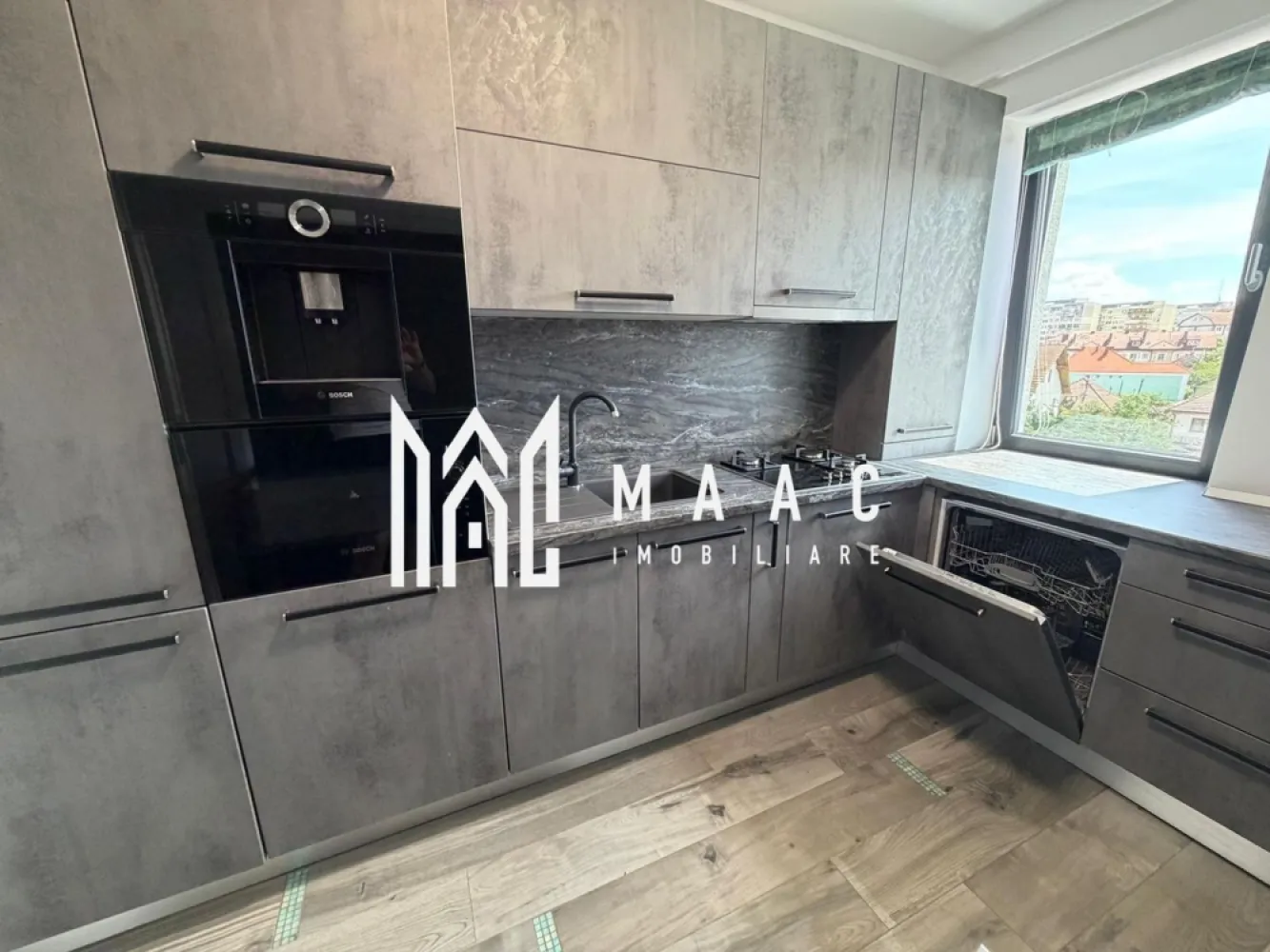 Apartament 3 camere | Calea Dumbrăvii, Sibiu | 82 mp, parcare - Apartament cu 3 camere, disponibil spre închiriere pe Calea Dumbrăvii din Sibiu, cu 82 mp utili, la etajul 2, în imobil construit în 2000.

Detalii proprietate:
• Suprafață utilă: 82 mp
• Configurație: 3 camere
• Etaj: 2
• An construcție: 2000
• Imobil dotat cu lift
• 2 balcoane
• Loc de parcare propriu

Zonă și acces:
Calea Dumbrăvii este o zonă accesibilă și bine conectată în Sibiu, cu poziționare practică pentru deplasarea rapidă în oraș.

Cod anunț CP3082481. Pentru detalii suplimentare și programarea unei vizionări, contactați-ne.