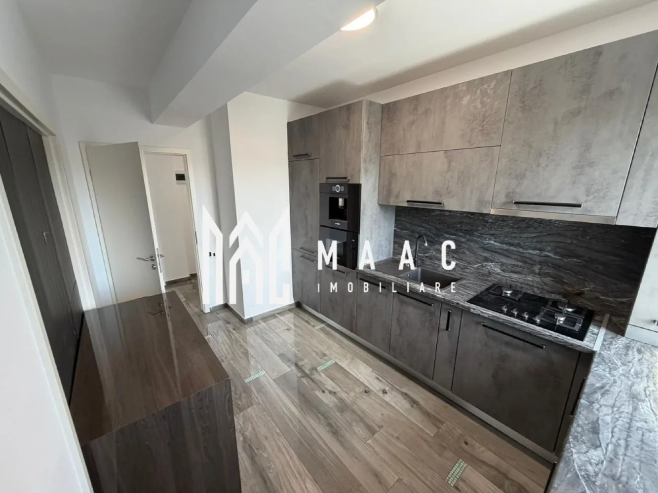 Apartament 3 camere | Calea Dumbrăvii, Sibiu | 82 mp, parcare - Apartament cu 3 camere, disponibil spre închiriere pe Calea Dumbrăvii din Sibiu, cu 82 mp utili, la etajul 2, în imobil construit în 2000.

Detalii proprietate:
• Suprafață utilă: 82 mp
• Configurație: 3 camere
• Etaj: 2
• An construcție: 2000
• Imobil dotat cu lift
• 2 balcoane
• Loc de parcare propriu

Zonă și acces:
Calea Dumbrăvii este o zonă accesibilă și bine conectată în Sibiu, cu poziționare practică pentru deplasarea rapidă în oraș.

Cod anunț CP3082481. Pentru detalii suplimentare și programarea unei vizionări, contactați-ne.