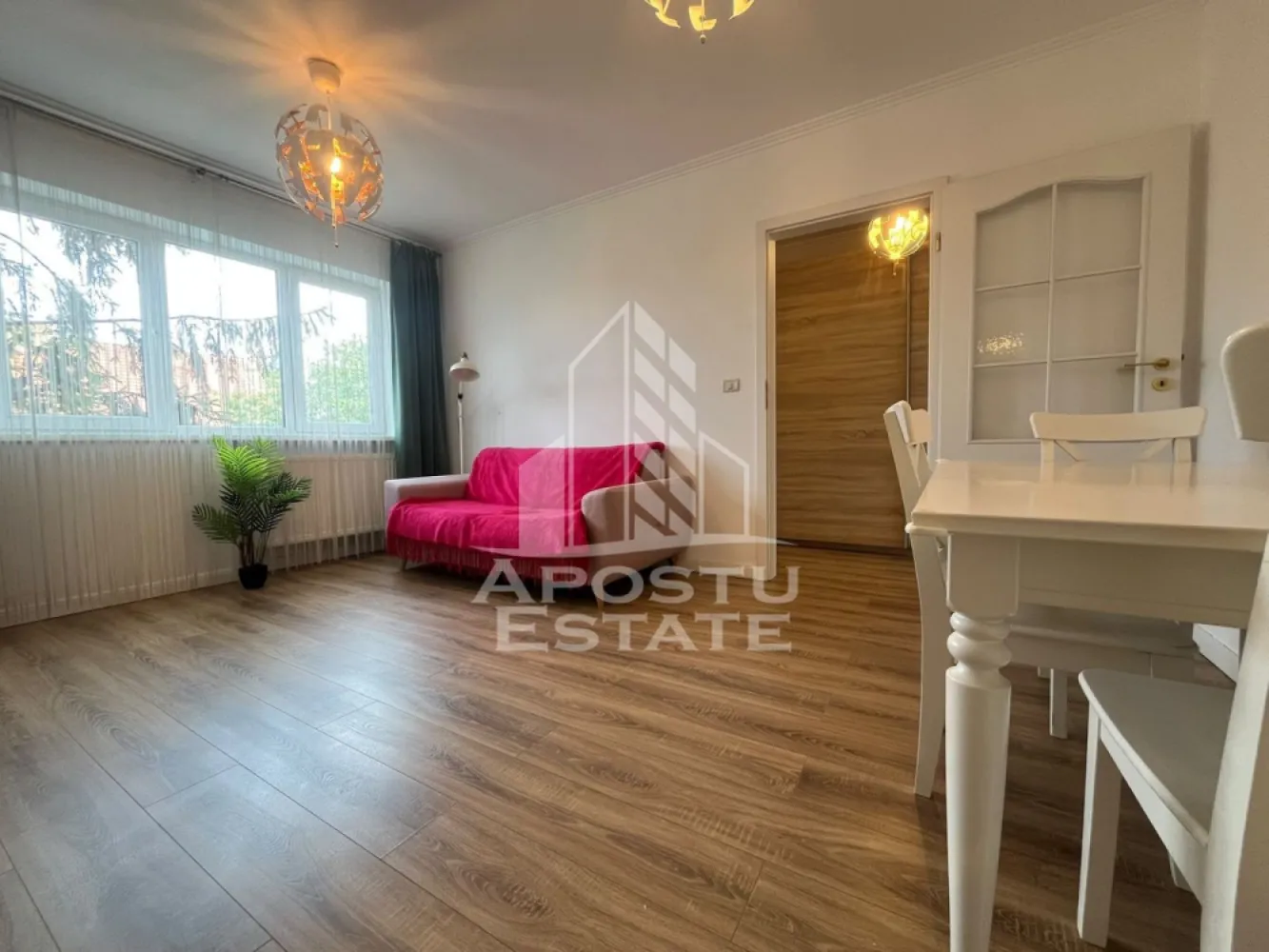 Apartament 2 camere, ULTRACENTRAL - Apartament de inchiriat – Zona Ultracentrala, Arad

 Apostu Estate va propune spre inchiriere un apartament elegant cu 2 camere, situat in zona ultracentrala a orasului Arad, la etajul 3 al unui imobil bine intretinut.

Locuinta se remarca prin finisajele premium si designul interior de lux, fiind mobilata complet cu mobilier realizat la comanda in Spania, care ofera un plus de rafinament si confort. Apartamentul este compartimentat eficient si dispune de un living spatios, dormitor confortabil, bucatarie complet mobilata si utilata, precum si o baie moderna.

Proprietatea este complet utilata cu electrocasnice de calitate si este pregatita pentru mutare imediata. Pozitionarea ultracentrala ofera acces rapid la restaurante, cafenele, magazine, institutii publice si mijloace de transport.

Ideal pentru persoane care apreciaza confortul, eleganta si avantajele unei locatii centrale.

Pentru detalii suplimentare si programarea unei vizionari, nu ezitati sa ne contactati.
CP3131103