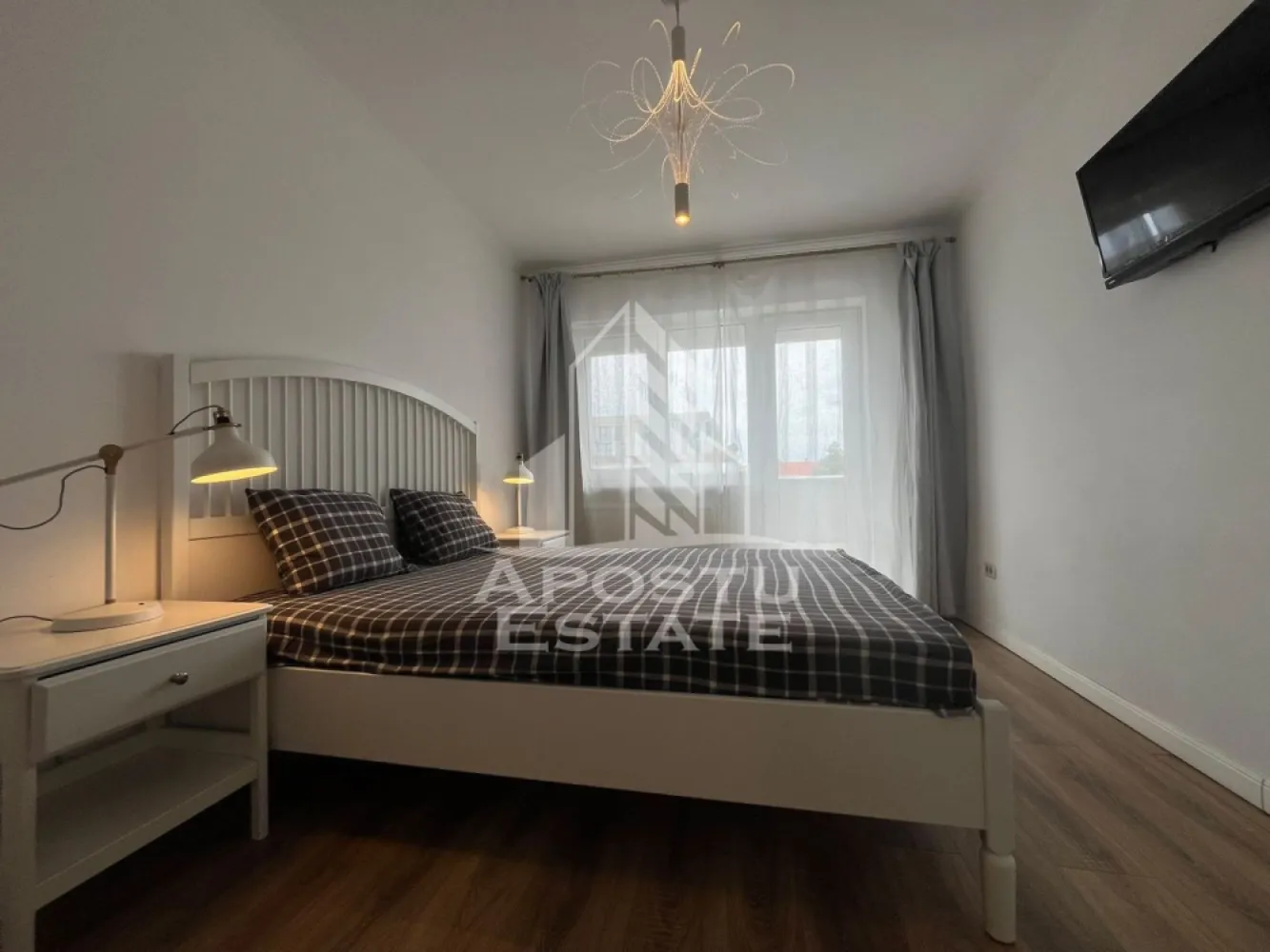 Apartament 2 camere, ULTRACENTRAL - Apartament de inchiriat – Zona Ultracentrala, Arad

 Apostu Estate va propune spre inchiriere un apartament elegant cu 2 camere, situat in zona ultracentrala a orasului Arad, la etajul 3 al unui imobil bine intretinut.

Locuinta se remarca prin finisajele premium si designul interior de lux, fiind mobilata complet cu mobilier realizat la comanda in Spania, care ofera un plus de rafinament si confort. Apartamentul este compartimentat eficient si dispune de un living spatios, dormitor confortabil, bucatarie complet mobilata si utilata, precum si o baie moderna.

Proprietatea este complet utilata cu electrocasnice de calitate si este pregatita pentru mutare imediata. Pozitionarea ultracentrala ofera acces rapid la restaurante, cafenele, magazine, institutii publice si mijloace de transport.

Ideal pentru persoane care apreciaza confortul, eleganta si avantajele unei locatii centrale.

Pentru detalii suplimentare si programarea unei vizionari, nu ezitati sa ne contactati.
CP3131103