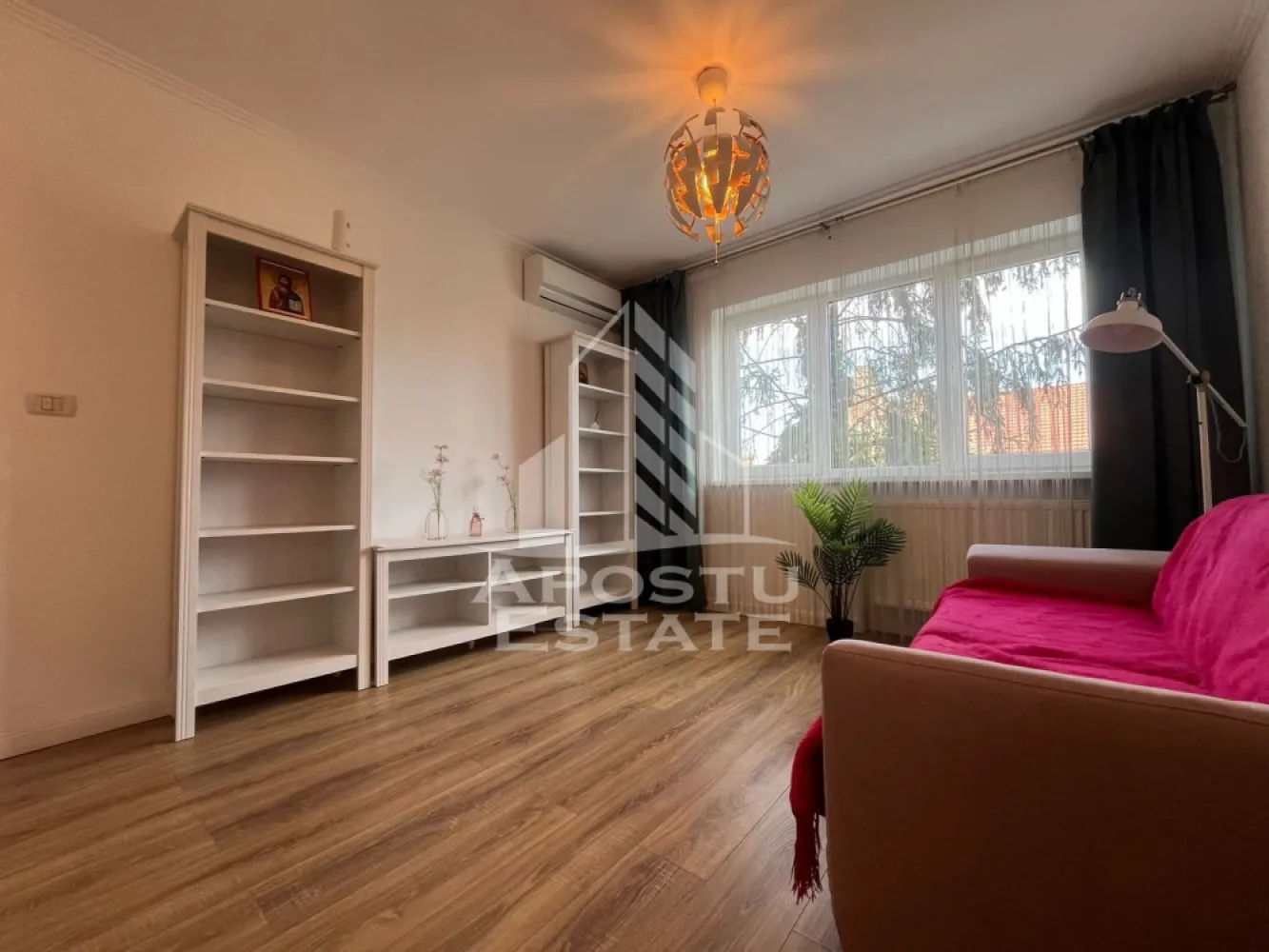 Apartament 2 camere, ULTRACENTRAL - Apartament de inchiriat – Zona Ultracentrala, Arad

 Apostu Estate va propune spre inchiriere un apartament elegant cu 2 camere, situat in zona ultracentrala a orasului Arad, la etajul 3 al unui imobil bine intretinut.

Locuinta se remarca prin finisajele premium si designul interior de lux, fiind mobilata complet cu mobilier realizat la comanda in Spania, care ofera un plus de rafinament si confort. Apartamentul este compartimentat eficient si dispune de un living spatios, dormitor confortabil, bucatarie complet mobilata si utilata, precum si o baie moderna.

Proprietatea este complet utilata cu electrocasnice de calitate si este pregatita pentru mutare imediata. Pozitionarea ultracentrala ofera acces rapid la restaurante, cafenele, magazine, institutii publice si mijloace de transport.

Ideal pentru persoane care apreciaza confortul, eleganta si avantajele unei locatii centrale.

Pentru detalii suplimentare si programarea unei vizionari, nu ezitati sa ne contactati.
CP3131103