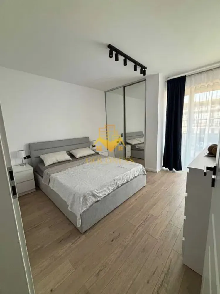 2 camere open space, Modern, Parcare,Elite Junior, Zona Fabricii,Iris - GOLDNESS Imobiliare vă propune spre închiriere un apartament cu 2 camere complet mobilat și utilat, la etajul 2 într-un imobil de 7 etaje, în Cartierul Iris.
Dispune de loc de parcare subterana!
Se află în apropierea stațiilor de transport în comun, magazine, restaurante, spații verzi, farmacii, etc. 

Apartamentul este compartimentat astfel:
 - dormitor cu pat matrimonial, dressing, noptiere, comoda tv
 - living cu bucatarie open space complet utilată și mobilată, canapea extensibilă, loc de servit masa 
 - baie cu cada, dulap pentru depozitare.
 - terasa de 11 mp.

Imobilul este dotat cu toate cele necesare- centrală proprie, frigider, aragaz, hotă, mașină de spălat haine si vase, tv, AC, etc. 

Dacă sunteți interesați de acest apartament și doriți să îl vizionați, dar și pentru alte oferte nu ezitați să ne contactați telefonic sau prin e-mail. Vă stăm la dispoziție!
Pentru intermediere se percepe un comision de 50% din prețul chiriei!