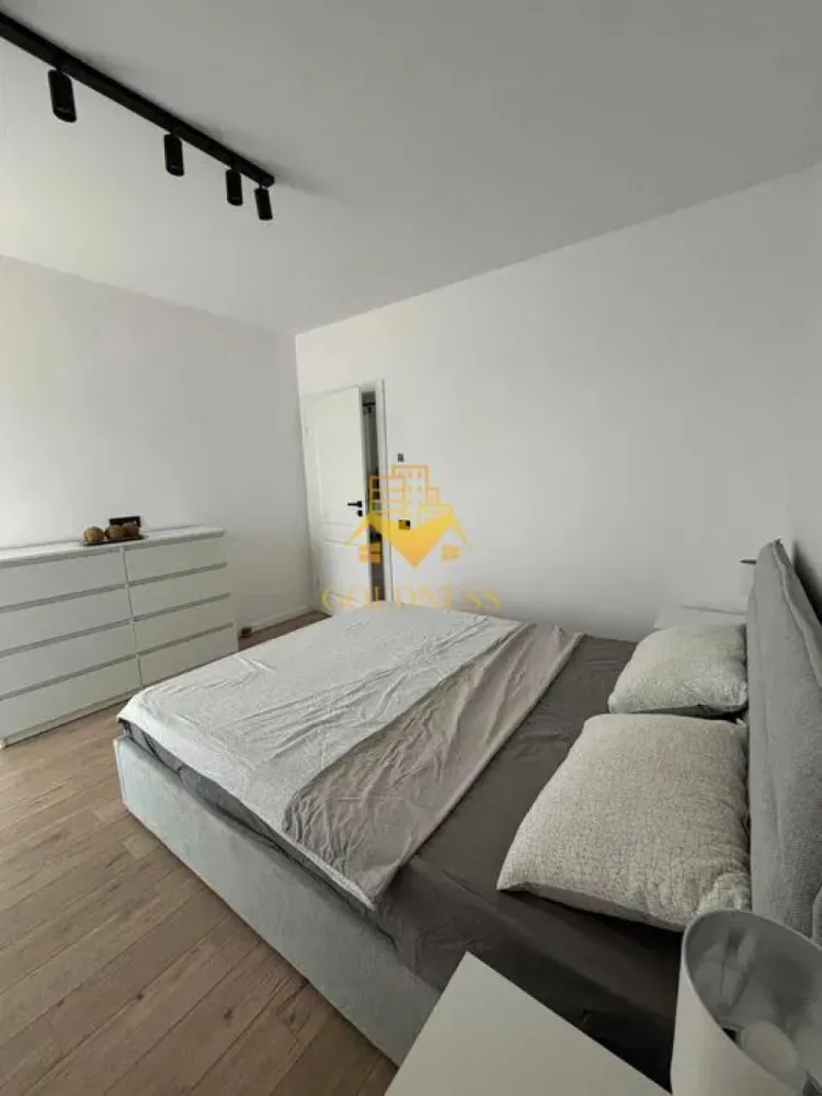 2 camere open space, Modern, Parcare,Elite Junior, Zona Fabricii,Iris - GOLDNESS Imobiliare vă propune spre închiriere un apartament cu 2 camere complet mobilat și utilat, la etajul 2 într-un imobil de 7 etaje, în Cartierul Iris.
Dispune de loc de parcare subterana!
Se află în apropierea stațiilor de transport în comun, magazine, restaurante, spații verzi, farmacii, etc. 

Apartamentul este compartimentat astfel:
 - dormitor cu pat matrimonial, dressing, noptiere, comoda tv
 - living cu bucatarie open space complet utilată și mobilată, canapea extensibilă, loc de servit masa 
 - baie cu cada, dulap pentru depozitare.
 - terasa de 11 mp.

Imobilul este dotat cu toate cele necesare- centrală proprie, frigider, aragaz, hotă, mașină de spălat haine si vase, tv, AC, etc. 

Dacă sunteți interesați de acest apartament și doriți să îl vizionați, dar și pentru alte oferte nu ezitați să ne contactați telefonic sau prin e-mail. Vă stăm la dispoziție!
Pentru intermediere se percepe un comision de 50% din prețul chiriei!