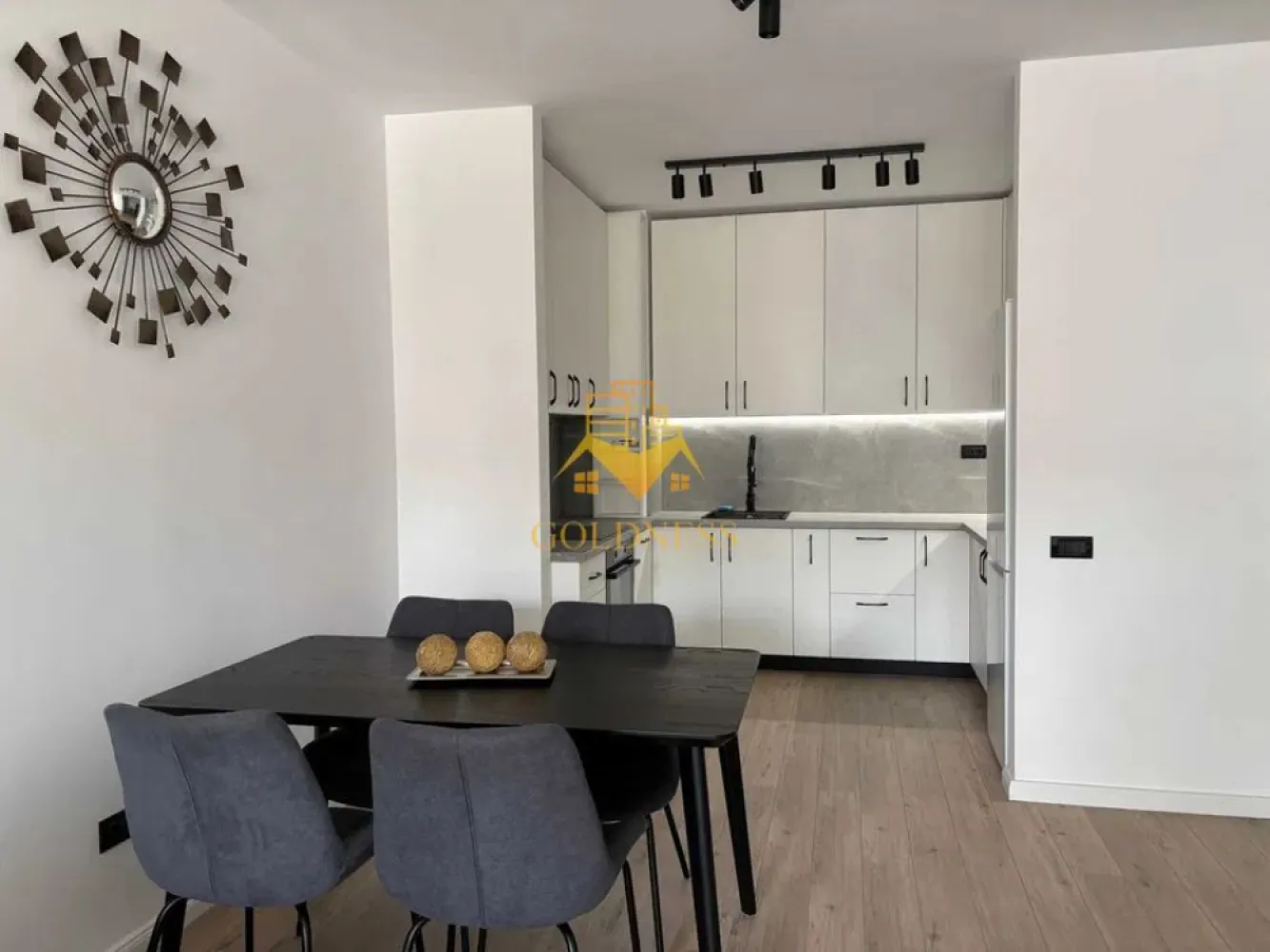 2 camere open space, Modern, Parcare,Elite Junior, Zona Fabricii,Iris - GOLDNESS Imobiliare vă propune spre închiriere un apartament cu 2 camere complet mobilat și utilat, la etajul 2 într-un imobil de 7 etaje, în Cartierul Iris.
Dispune de loc de parcare subterana!
Se află în apropierea stațiilor de transport în comun, magazine, restaurante, spații verzi, farmacii, etc. 

Apartamentul este compartimentat astfel:
 - dormitor cu pat matrimonial, dressing, noptiere, comoda tv
 - living cu bucatarie open space complet utilată și mobilată, canapea extensibilă, loc de servit masa 
 - baie cu cada, dulap pentru depozitare.
 - terasa de 11 mp.

Imobilul este dotat cu toate cele necesare- centrală proprie, frigider, aragaz, hotă, mașină de spălat haine si vase, tv, AC, etc. 

Dacă sunteți interesați de acest apartament și doriți să îl vizionați, dar și pentru alte oferte nu ezitați să ne contactați telefonic sau prin e-mail. Vă stăm la dispoziție!
Pentru intermediere se percepe un comision de 50% din prețul chiriei!