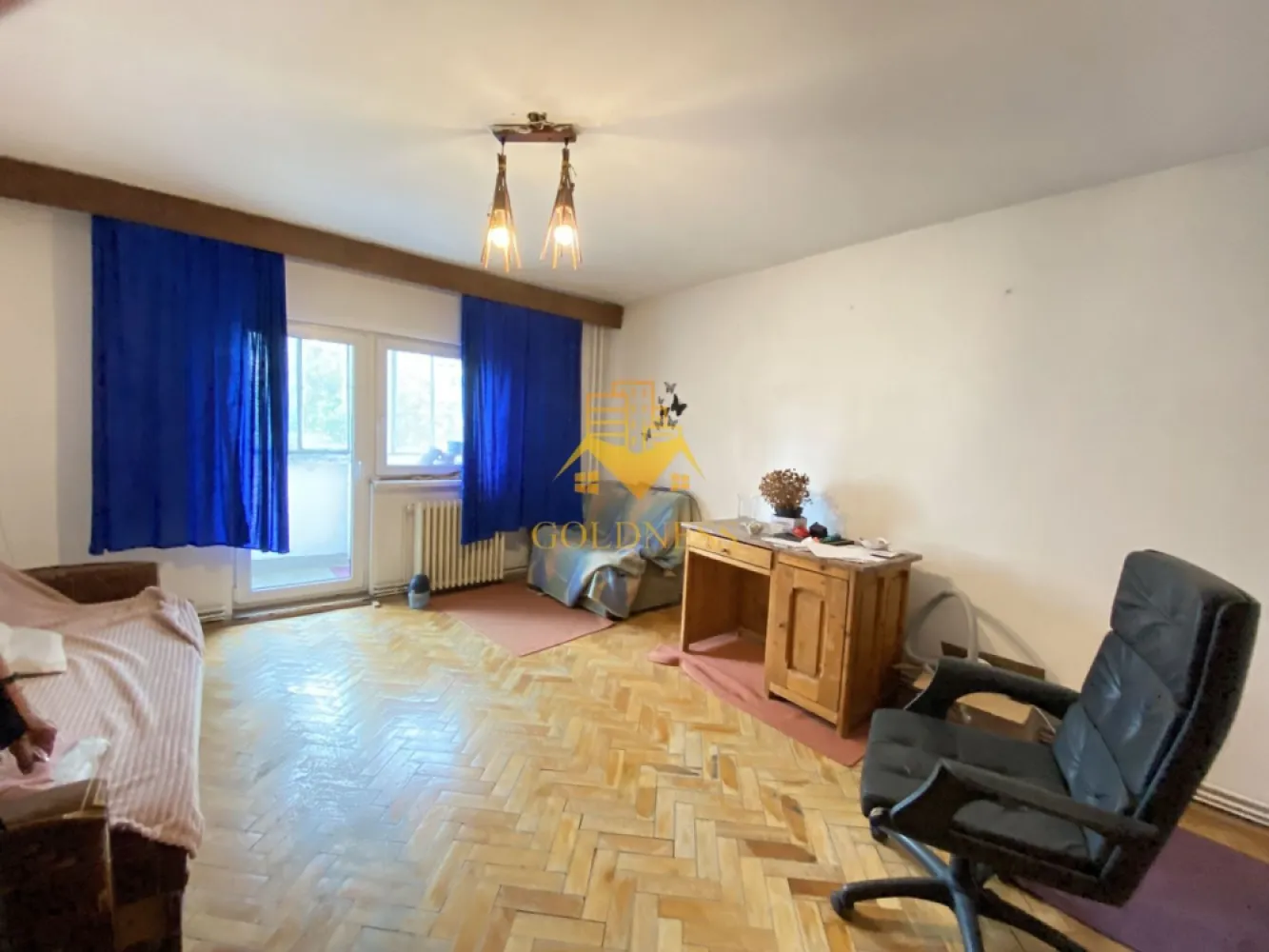 Apartament 3 camere decomandate etaj 2 Gradini Manastur zona Big Belly - Va prezentam spre vanzare un apartament cu 3 camere, localizat in Cluj-Napoca, cartierul Manastur, zona strazii Campului, in imediata apropiere a magazinului Kaufland.

Imobilul este amplasat intr-o zona foarte apreciata pentru accesibilitate, avand in proximitate numeroase facilitati necesare vietii de zi cu zi. Pozitionarea excelenta ofera acces rapid catre centrul orasului, cartierul Zorilor si principalele puncte de interes din Cluj-Napoca.

In imediata apropiere regasim:

Kaufland Manastur;
statia de transport in comun Campului;
scoli, gradinite, farmacii si magazine de proximitate;

Locatia este ideala atat pentru locuit, cat si pentru investitie, beneficiind de acces facil catre toate zonele importante ale orasului.

Apartamentul detine o suprafata utila generoasa de 77,35 mp + balcon de 12 mp si este situat intr-un imobil bine intretinut.

Dispune de orientare sud-nord, oferind lumina naturala pe tot parcursul zilei si o ventilatie excelenta, iar compartimentarea este decomandata, fiind organizata astfel:

living;
bucatarie separata;
2 dormitoare;
2 bai;
2 holuri;
balcon generos de 12 mp;

Finisajele sunt clasice, iar apartamentul se vinde conform fotografiilor.

Confortul termic este asigurat de centrala termica proprie, cu distributie a caldurii prin calorifere.

Dotari:

centrala termica proprie;
geamuri termopan;
usa metalica la intrare;
parchet;
gresie;

Suprafata generoasa, compartimentarea decomandata, cele doua bai si balconul de dimensiuni mari recomanda aceasta proprietate atat pentru o familie, cat si pentru cei care cauta o investitie sigura intr-o zona cu cerere ridicata.

Pretul de vanzare este de 235.000 euro, negociabil.

Apartamentul este liber de sarcini, iar ca modalitate de plata se accepta atat plata integrala, cat si achizitia prin credit ipotecar.

Pentru mai multe detalii si programarea unei vizionari, nu ezitati sa ne contactati.