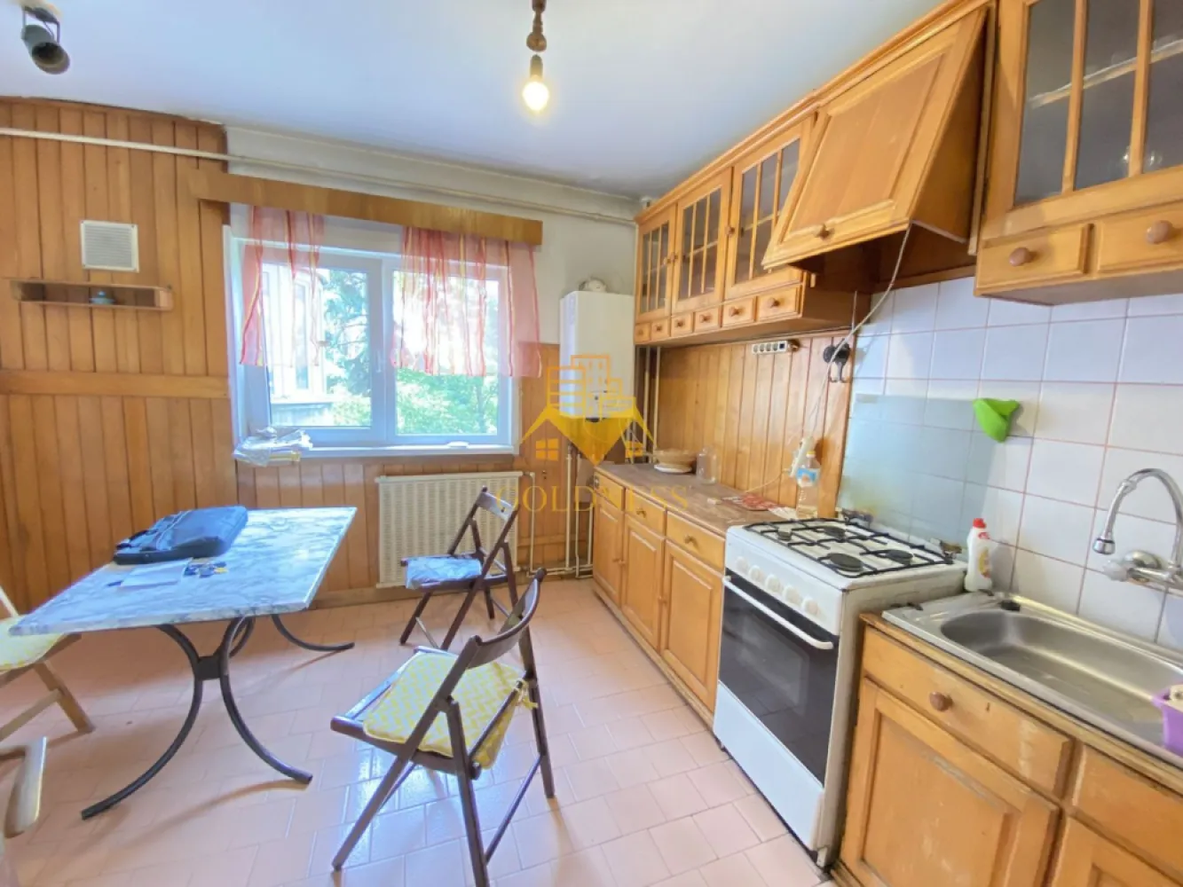 Apartament 3 camere decomandate etaj 2 Gradini Manastur zona Big Belly - Va prezentam spre vanzare un apartament cu 3 camere, localizat in Cluj-Napoca, cartierul Manastur, zona strazii Campului, in imediata apropiere a magazinului Kaufland.

Imobilul este amplasat intr-o zona foarte apreciata pentru accesibilitate, avand in proximitate numeroase facilitati necesare vietii de zi cu zi. Pozitionarea excelenta ofera acces rapid catre centrul orasului, cartierul Zorilor si principalele puncte de interes din Cluj-Napoca.

In imediata apropiere regasim:

Kaufland Manastur;
statia de transport in comun Campului;
scoli, gradinite, farmacii si magazine de proximitate;

Locatia este ideala atat pentru locuit, cat si pentru investitie, beneficiind de acces facil catre toate zonele importante ale orasului.

Apartamentul detine o suprafata utila generoasa de 77,35 mp + balcon de 12 mp si este situat intr-un imobil bine intretinut.

Dispune de orientare sud-nord, oferind lumina naturala pe tot parcursul zilei si o ventilatie excelenta, iar compartimentarea este decomandata, fiind organizata astfel:

living;
bucatarie separata;
2 dormitoare;
2 bai;
2 holuri;
balcon generos de 12 mp;

Finisajele sunt clasice, iar apartamentul se vinde conform fotografiilor.

Confortul termic este asigurat de centrala termica proprie, cu distributie a caldurii prin calorifere.

Dotari:

centrala termica proprie;
geamuri termopan;
usa metalica la intrare;
parchet;
gresie;

Suprafata generoasa, compartimentarea decomandata, cele doua bai si balconul de dimensiuni mari recomanda aceasta proprietate atat pentru o familie, cat si pentru cei care cauta o investitie sigura intr-o zona cu cerere ridicata.

Pretul de vanzare este de 235.000 euro, negociabil.

Apartamentul este liber de sarcini, iar ca modalitate de plata se accepta atat plata integrala, cat si achizitia prin credit ipotecar.

Pentru mai multe detalii si programarea unei vizionari, nu ezitati sa ne contactati.