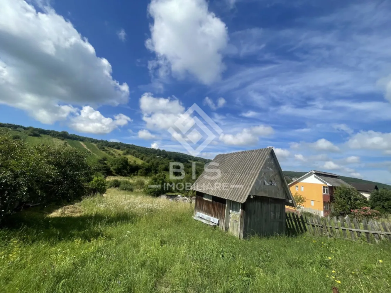 Teren Intravilan – 15.5 Ari | Ghinda, Bistrița - Vă prezentăm spre vânzare o parcelă de teren ideală pentru construcția unei case sau a unei rezidențe de vacanță, situată într-o zonă liniștită și în plină dezvoltare, în Ghinda, Bistrița-Năsăud.

Dacă îți dorești să scapi de agitația orașului, dar să rămâi la doar câteva minute distanță de Bistrița, acesta este locul perfect pentru proiectul tău!

📌 Caracteristici principale:
Suprafață: 15.5 ari (1.550 mp)

Locație: Ghinda, jud. Bistrița-Năsăud

Destinație recomandată: Rezidențial (construcție casă / duplex)

Zonă: Liniștită, cu o panoramă deosebită și aer curat