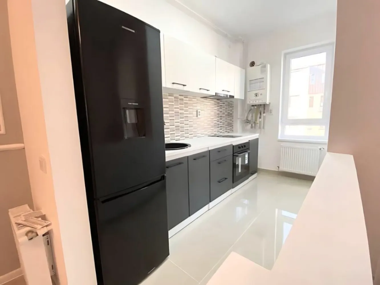 Apartament 2 camere Militari Residence - Apartament de 2 camere in Militari Residence. Electrocasnicile și mobilierul ofera un mediu proaspăt și modern. Bucătăria este complet echipată, iar designul interior este atent conceput pentru confortul maxim.

Localizat într-o zonă liniștită și sigură, cu acces ușor la facilități precum școli, magazine și transport public.

Apartamentul dispute de urm:

Combina frigorifica cu dozator de apa
Plita pe inductie
1 dulap in dormitor
1 dressing in living
Masina de spalat cu invertor
Cuptor electric
Hota telescopică
Aer Conditionat
Saltea pat dormitor fara arcuri

Cerinte:

Contract minim 1 an + 1 luna garantie 
2 luni garantie pentru animale de companie

Disponibilitate: Imediata

Pentru mai multe informații sau pentru a programa o vizionare, vă rog să mă contactați. Acesta este un cămin ideal pentru cei care caută confort și rafinament într-o locație privilegiată.