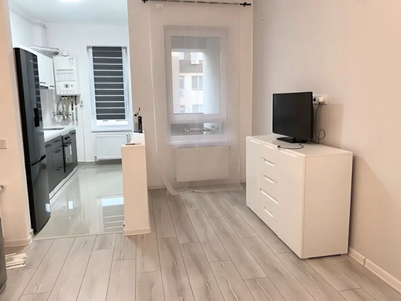 Apartament 2 camere Militari Residence - Apartament de 2 camere in Militari Residence. Electrocasnicile și mobilierul ofera un mediu proaspăt și modern. Bucătăria este complet echipată, iar designul interior este atent conceput pentru confortul maxim.

Localizat într-o zonă liniștită și sigură, cu acces ușor la facilități precum școli, magazine și transport public.

Apartamentul dispute de urm:

Combina frigorifica cu dozator de apa
Plita pe inductie
1 dulap in dormitor
1 dressing in living
Masina de spalat cu invertor
Cuptor electric
Hota telescopică
Aer Conditionat
Saltea pat dormitor fara arcuri

Cerinte:

Contract minim 1 an + 1 luna garantie 
2 luni garantie pentru animale de companie

Disponibilitate: Imediata

Pentru mai multe informații sau pentru a programa o vizionare, vă rog să mă contactați. Acesta este un cămin ideal pentru cei care caută confort și rafinament într-o locație privilegiată.