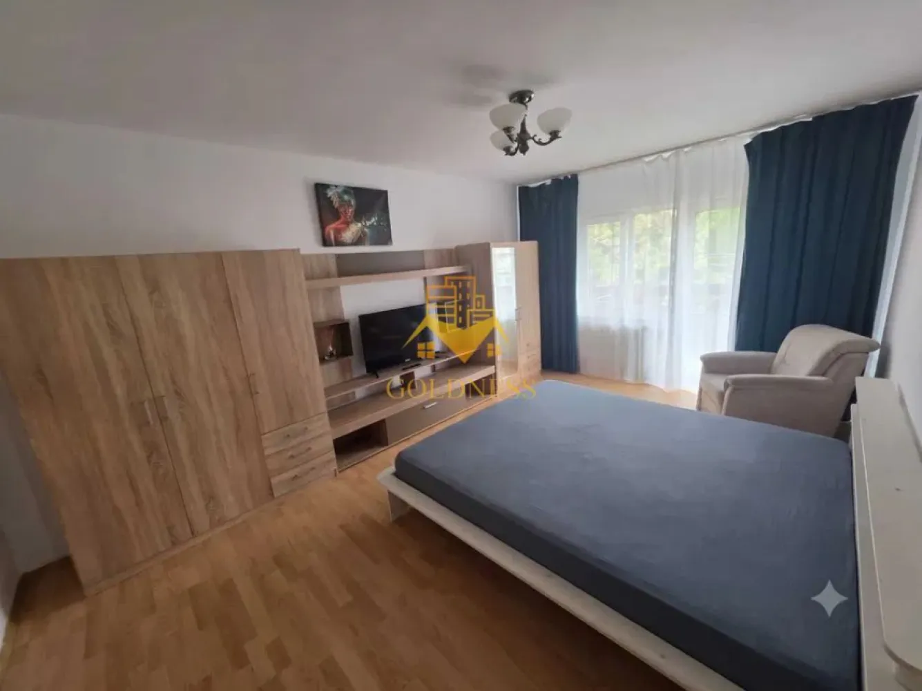2 Camere decomandate, Zorilor, UMF. UTCN, Observatorului, Sigma, Lidl - GOLDNESS Imobiliare vă propune spre închiriere un apartament cu 2 camere complet mobilat și utilat, la etajul 2 într-un imobil de 4 etaje, în Cartierul Zorilor.
Posibilitate de parcare in zona la liber!
Se află în apropierea stațiilor de transport în comun, magazine, restaurante, spații verzi, farmacii, etc. 

Apartamentul este compartimentat astfel:
 - dormitor cu pat matrimonial, dressing si iesire pe balcon
 - dormitor cu pat matrimonial, dressing, TV, iesire pe balcon, fotoliu
 - bucatarie complet utilată și mobilată, loc de servit masa 
 - baie cu cada, calorifer port prosop și dulap pentru depozitare.
 - 2 balcoane de 4 mp fiecare.

Imobilul este dotat cu toate cele necesare- centrală proprie, frigider, aragaz, hotă, mașină de spălat haine, etc. 

Dacă sunteți interesați de acest apartament și doriți să îl vizionați, dar și pentru alte oferte nu ezitați să ne contactați telefonic sau prin e-mail. Vă stăm la dispoziție!
Pentru intermediere se percepe un comision de 50% din prețul chiriei!