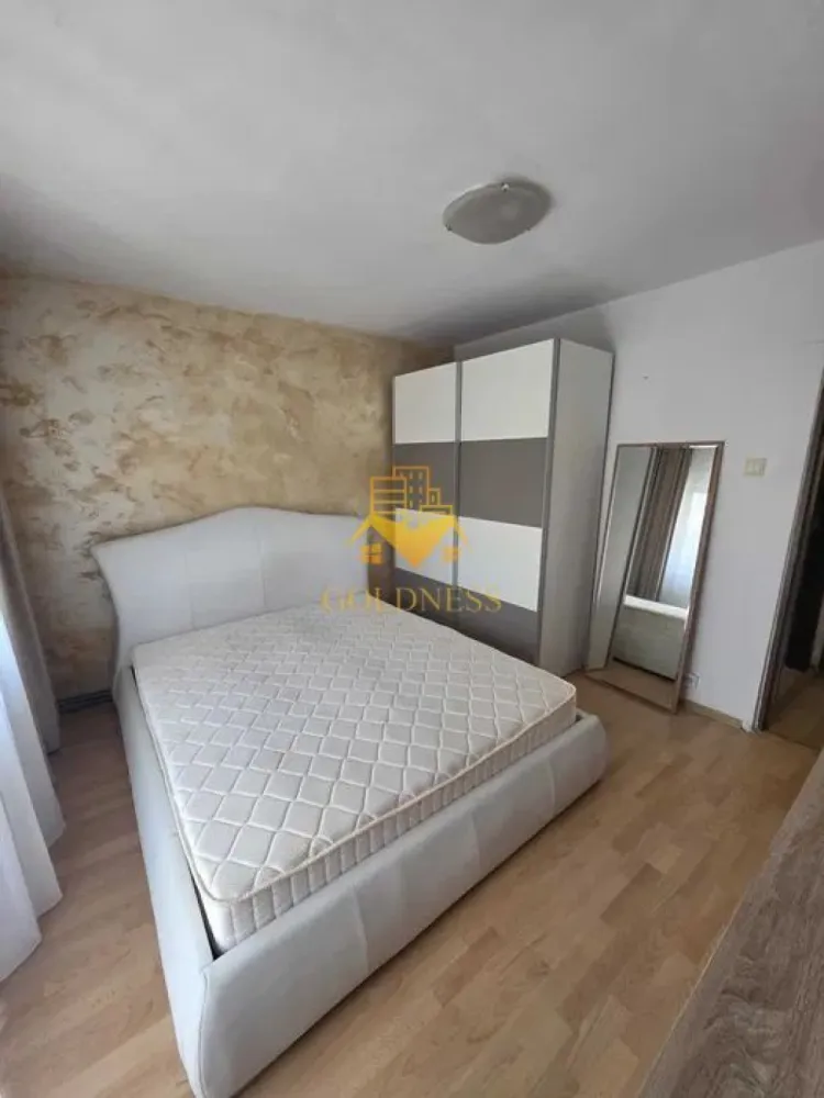 2 Camere decomandate, Zorilor, UMF. UTCN, Observatorului, Sigma, Lidl - GOLDNESS Imobiliare vă propune spre închiriere un apartament cu 2 camere complet mobilat și utilat, la etajul 2 într-un imobil de 4 etaje, în Cartierul Zorilor.
Posibilitate de parcare in zona la liber!
Se află în apropierea stațiilor de transport în comun, magazine, restaurante, spații verzi, farmacii, etc. 

Apartamentul este compartimentat astfel:
 - dormitor cu pat matrimonial, dressing si iesire pe balcon
 - dormitor cu pat matrimonial, dressing, TV, iesire pe balcon, fotoliu
 - bucatarie complet utilată și mobilată, loc de servit masa 
 - baie cu cada, calorifer port prosop și dulap pentru depozitare.
 - 2 balcoane de 4 mp fiecare.

Imobilul este dotat cu toate cele necesare- centrală proprie, frigider, aragaz, hotă, mașină de spălat haine, etc. 

Dacă sunteți interesați de acest apartament și doriți să îl vizionați, dar și pentru alte oferte nu ezitați să ne contactați telefonic sau prin e-mail. Vă stăm la dispoziție!
Pentru intermediere se percepe un comision de 50% din prețul chiriei!