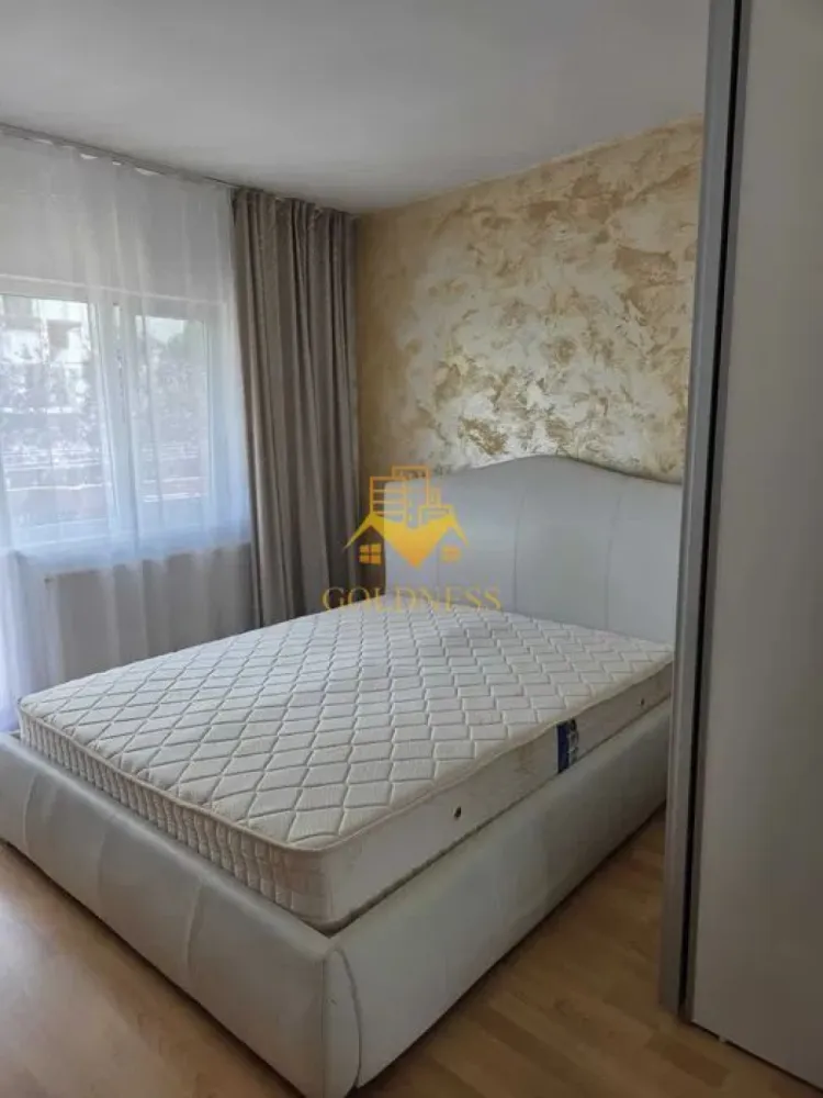 2 Camere decomandate, Zorilor, UMF. UTCN, Observatorului, Sigma, Lidl - GOLDNESS Imobiliare vă propune spre închiriere un apartament cu 2 camere complet mobilat și utilat, la etajul 2 într-un imobil de 4 etaje, în Cartierul Zorilor.
Posibilitate de parcare in zona la liber!
Se află în apropierea stațiilor de transport în comun, magazine, restaurante, spații verzi, farmacii, etc. 

Apartamentul este compartimentat astfel:
 - dormitor cu pat matrimonial, dressing si iesire pe balcon
 - dormitor cu pat matrimonial, dressing, TV, iesire pe balcon, fotoliu
 - bucatarie complet utilată și mobilată, loc de servit masa 
 - baie cu cada, calorifer port prosop și dulap pentru depozitare.
 - 2 balcoane de 4 mp fiecare.

Imobilul este dotat cu toate cele necesare- centrală proprie, frigider, aragaz, hotă, mașină de spălat haine, etc. 

Dacă sunteți interesați de acest apartament și doriți să îl vizionați, dar și pentru alte oferte nu ezitați să ne contactați telefonic sau prin e-mail. Vă stăm la dispoziție!
Pentru intermediere se percepe un comision de 50% din prețul chiriei!