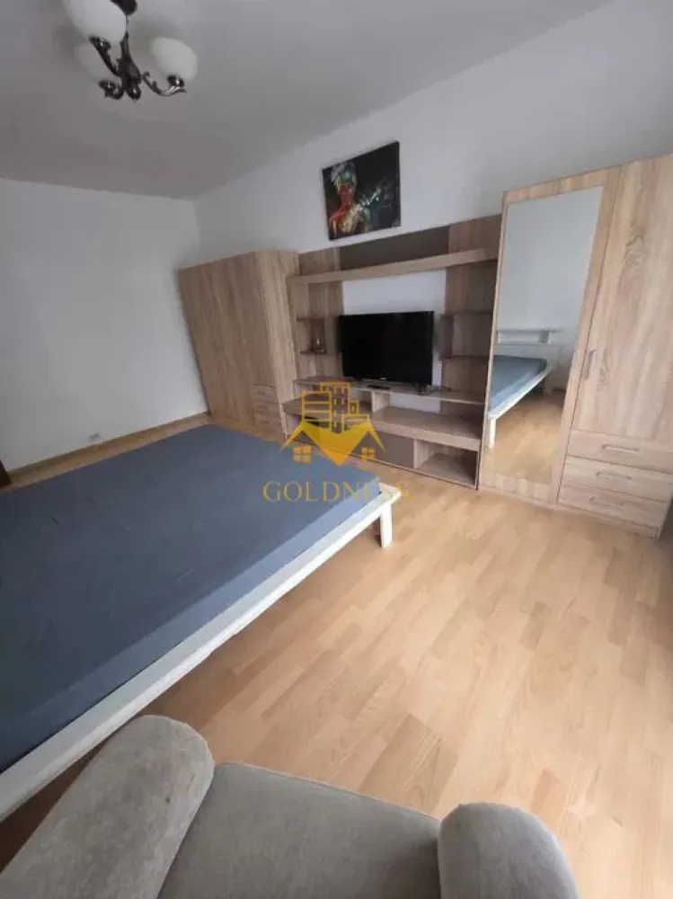 2 Camere decomandate, Zorilor, UMF. UTCN, Observatorului, Sigma, Lidl - GOLDNESS Imobiliare vă propune spre închiriere un apartament cu 2 camere complet mobilat și utilat, la etajul 2 într-un imobil de 4 etaje, în Cartierul Zorilor.
Posibilitate de parcare in zona la liber!
Se află în apropierea stațiilor de transport în comun, magazine, restaurante, spații verzi, farmacii, etc. 

Apartamentul este compartimentat astfel:
 - dormitor cu pat matrimonial, dressing si iesire pe balcon
 - dormitor cu pat matrimonial, dressing, TV, iesire pe balcon, fotoliu
 - bucatarie complet utilată și mobilată, loc de servit masa 
 - baie cu cada, calorifer port prosop și dulap pentru depozitare.
 - 2 balcoane de 4 mp fiecare.

Imobilul este dotat cu toate cele necesare- centrală proprie, frigider, aragaz, hotă, mașină de spălat haine, etc. 

Dacă sunteți interesați de acest apartament și doriți să îl vizionați, dar și pentru alte oferte nu ezitați să ne contactați telefonic sau prin e-mail. Vă stăm la dispoziție!
Pentru intermediere se percepe un comision de 50% din prețul chiriei!