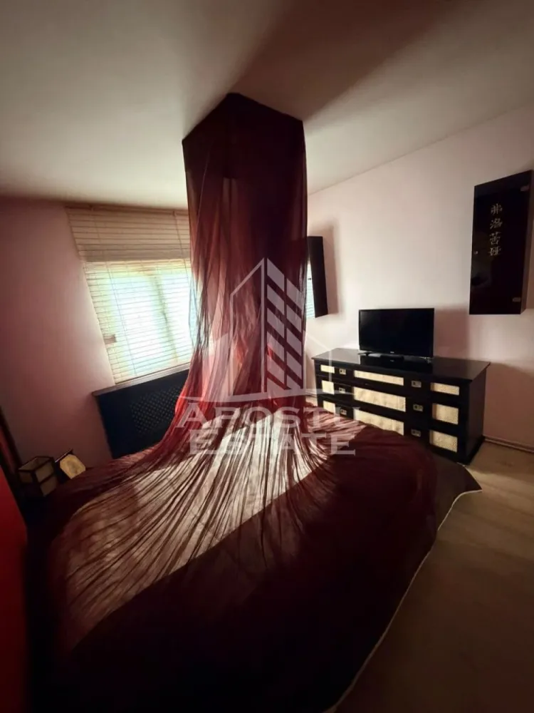Apartament cu 3 camere de inchiriat, Take Ionescu , Timisoara - Agentia imobiliara APOSTU ESTATE va propune spre inchiriere un apartament cu 3 camere, spatios si luminos, situat in zona Take Ionescu , o zona linistita si bine pozitionata din Timisoara, potrivit pentru cupluri,familii, sau studenti care isi doresc o locuinta unde sa se simta confortabil si cu acces facil catre scoli, statii de autobuz, supermarketuri , magazine de zona, parcuri.

Suprafata utila: 80 mp
Compartimentare eficienta:
-Hol de acces generos
-Bucatarie complet mobilata si utilata, cu loc de luat masa
-Living luminos si spatios
-Dormitor mobilat si utilat
-Dormitor secundar cu canapea 
-Baie prevazuta cu dus 

Confort si facilitati:
-Incalzirea apartamentului: centrala proprie 
-Apartamentul este complet mobilat si utilat de către proprietar 

Localizare:
-Timis,Timisoara, zona Take Ionescu ,acces facil spre magazine, supermarketul Lidl, scoli, parcuri si mijloace de transport in comun.

Ideal pentru:
-Cupluri
-Studenti

Pret chirie lunara: 360 euro ( usor negociabil)
Programeaza o vizionare pentru a-ti putea imagina viitorul aici!
ID intern: CP3215567