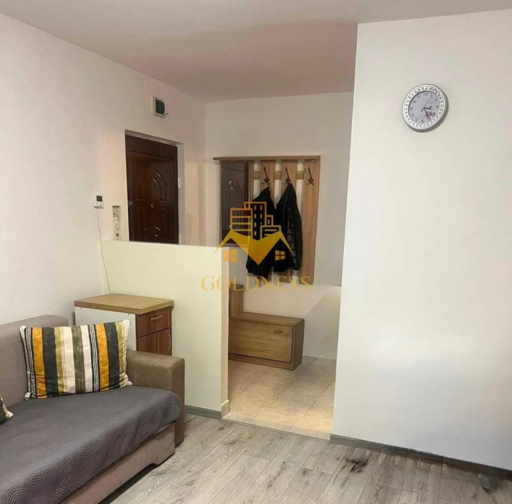 1 camera, Intre Lacuri, Iulius Mall, FSEGA, Centrala proprie - GOLDNESS Imobiliare vă propune spre închiriere un apartament cu 1 camere complet mobilat și utilat, la Parter într-un imobil de. 4 etaje, în Cartierul Intre Lacuri.
Se află în apropierea stațiilor de transport în comun, magazine, restaurante, spații verzi, farmacii, etc. 

Apartamentul este compartimentat astfel:
 - camera cu canapea extensibila, dressing, noptiere
 - bucătărie complet utilată și mobilată
 - baie cu cada, calorifer port prosop și dulap pentru depozitare.

Imobilul este dotat cu toate cele necesare- centrală proprie, frigider, aragaz, hotă, mașină de spălat haine, etc. 

Dacă sunteți interesați de acest apartament și doriți să îl vizionați, dar și pentru alte oferte nu ezitați să ne contactați telefonic sau prin e-mail. Vă stăm la dispoziție!
Pentru intermediere se percepe un comision de 50% din prețul chiriei!