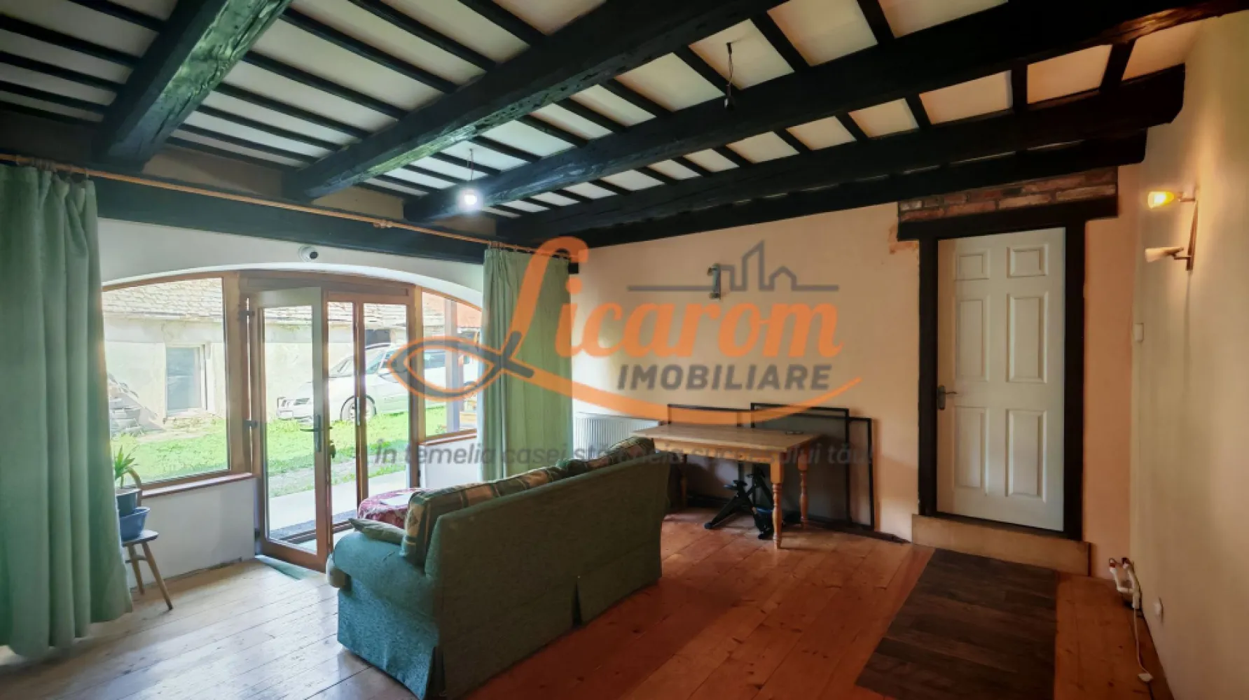 CASA SASEASCA comuna VULCAN,zona foarte buna,teren 3000 mp - Comision 0.
Licarom Imobiliare propune spre vanzare o proprietate saseasca in Comuna Vulcan cu POTENTIAL RIDICAT DE INVESTITIE SI EXPLOATARE IN REGIM HOTELIER.
Proprietatea este compusa din constructia propriu-zisa si terenul generos in suprafata de 3000 mp.
Constructia la randul ei este compusa din corpul principal care a fost reabilitat si este locuibil si corpul din spate unde este inca in curs de amenajare .
Zona este foarte buna,in vecinatate fiind imobile construite in acelasi stil ,iar proprietatea este o oaza de relaxare si aer curat,avand o priveliste spre munti care iti taie rasuflarea.
Viziunea proprietarului asupra constructiei a fost de a extinde spatiul locuibil,astfel a proiectat si realizat(momentan doar partial) 3 locuinte care in momentul finalizarii,vor putea fi inchiriate,pentru a produce venituri.
Proprietatea ofera deaseamenea posibilitatea folosirii in scop agricol a terenului aferent constructiei,sau se poate dezmembra si revinde o suprafata de aproximativ 2000 mp(care este actuala gradina).
Pentru mai multe informatii si vizionari,nu ezitati sa ne contactati la telefon 0723985424 Consultant Imobiliar Liliana si 0741059397 Consultant Imobiliar Calin.