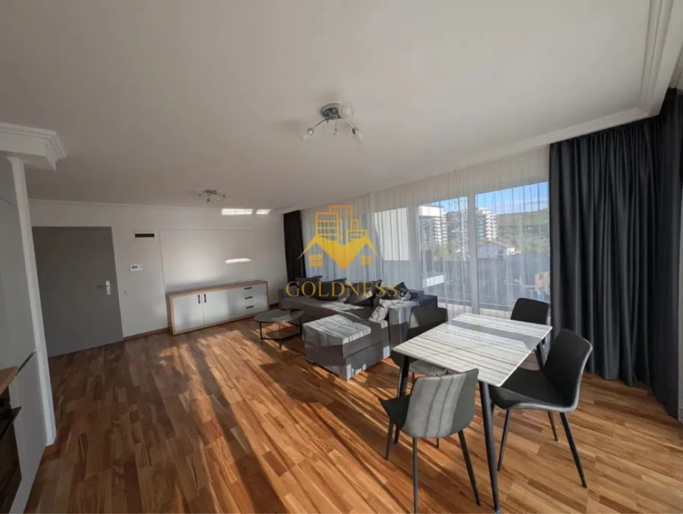 2 camere open space, Sopor, Premium, Profi, Iulius Mall, Gheorgheni - GOLDNESS Imobiliare vă propune spre închiriere un apartament cu 2 camere complet mobilat și utilat, la etajul 4 într-un imobil de 6 etaje, în Cartierul Gheorgheni.
Posibiliatate de parcare in zona, pe langa bloc.
Se află în apropierea stațiilor de transport în comun, magazine, restaurante, spații verzi, farmacii, etc. 

Apartamentul este compartimentat astfel:
 - dormitor cu pat matrimonial, dressing, noptiere
 - living cu bucatarie open space complet utilată și mobilată, canapea extensibilă, loc de servit masa 
 - baie cu cabina de dus, calorifer port prosop și dulap pentru depozitare.
 - terasa de 10 mp.

Imobilul este dotat cu toate cele necesare- centrală proprie, frigider, aragaz, hotă, mașină de spălat haine, etc. 

Dacă sunteți interesați de acest apartament și doriți să îl vizionați, dar și pentru alte oferte nu ezitați să ne contactați telefonic sau prin e-mail. Vă stăm la dispoziție!
Pentru intermediere se percepe un comision de 50% din prețul chiriei!