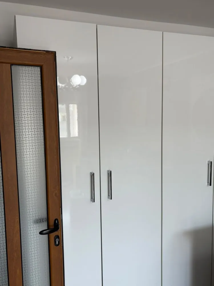 De vanzare apartament cu 2 camere, renovat, etaj 4 , Mazepa 1, 85.000 euro - Agentia Mag Invest oferă spre vânzare un apartament spațios cu 2 camere, situat în cartierul Mazepa 1, într-o zonă apreciată pentru accesul facil la toate punctele de interes.
Apartamentul are o suprafață de 58 mp și este situat la etajul 4 din 4. Este pregătit pentru mutare, fiind dotat cu:
- centrală termică proprie;
- 2 aparate de aer condiționat;
- TV Smart în sufragerie și în dormitor;
- apometre cu citire radio, noi, montate în decembrie 2025.
Locuința se predă exact ca în fotografii, cu excepția espressorului de cafea, care nu este inclus în preț.
Este o alegere potrivită atât pentru locuit, cât și pentru investiție, datorită compartimentării generoase și amplasării excelente.
Preț: 85.000 €
Comision agentie 1,5%.
Pentru mai multe informații sau pentru programarea unei vizionări, vă rog să mă contactați 0746.252.252 Liliana Ene.