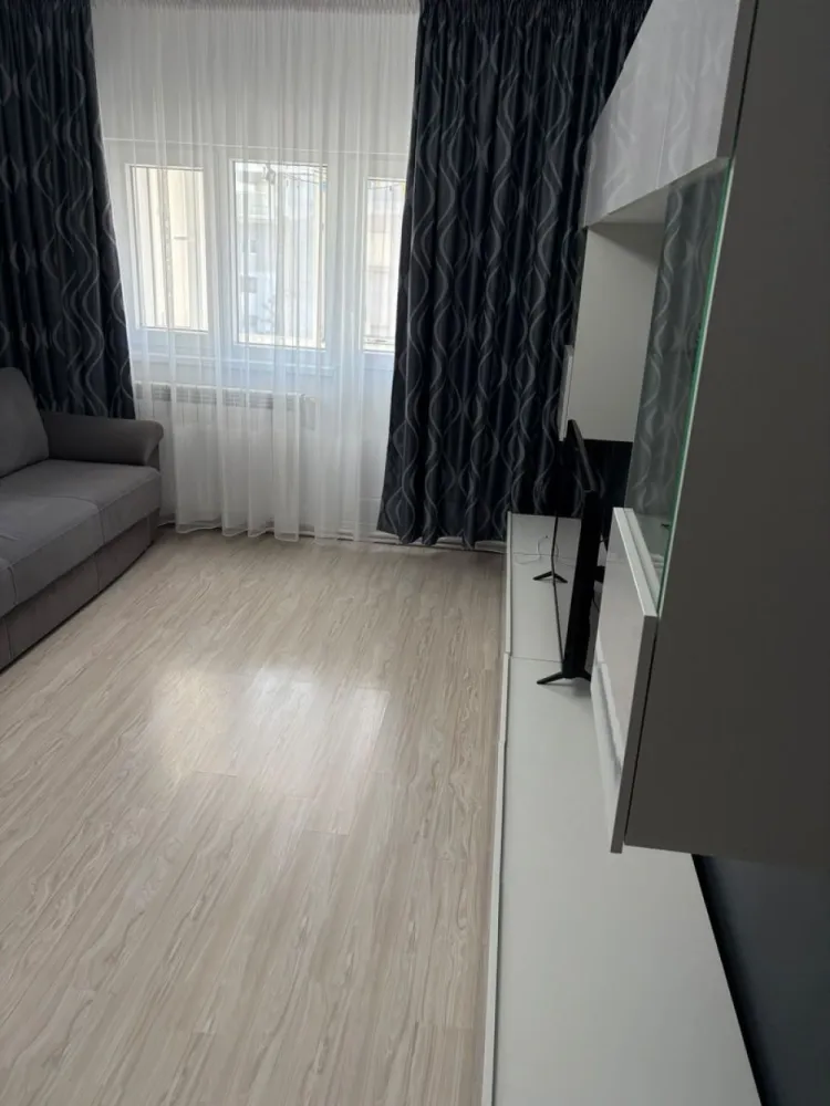 De vanzare apartament cu 2 camere, renovat, etaj 4 , Mazepa 1, 85.000 euro - Agentia Mag Invest oferă spre vânzare un apartament spațios cu 2 camere, situat în cartierul Mazepa 1, într-o zonă apreciată pentru accesul facil la toate punctele de interes.
Apartamentul are o suprafață de 58 mp și este situat la etajul 4 din 4. Este pregătit pentru mutare, fiind dotat cu:
- centrală termică proprie;
- 2 aparate de aer condiționat;
- TV Smart în sufragerie și în dormitor;
- apometre cu citire radio, noi, montate în decembrie 2025.
Locuința se predă exact ca în fotografii, cu excepția espressorului de cafea, care nu este inclus în preț.
Este o alegere potrivită atât pentru locuit, cât și pentru investiție, datorită compartimentării generoase și amplasării excelente.
Preț: 85.000 €
Comision agentie 1,5%.
Pentru mai multe informații sau pentru programarea unei vizionări, vă rog să mă contactați 0746.252.252 Liliana Ene.