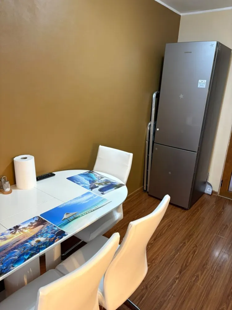 De vanzare apartament cu 2 camere, renovat, etaj 4 , Mazepa 1, 85.000 euro - Agentia Mag Invest oferă spre vânzare un apartament spațios cu 2 camere, situat în cartierul Mazepa 1, într-o zonă apreciată pentru accesul facil la toate punctele de interes.
Apartamentul are o suprafață de 58 mp și este situat la etajul 4 din 4. Este pregătit pentru mutare, fiind dotat cu:
- centrală termică proprie;
- 2 aparate de aer condiționat;
- TV Smart în sufragerie și în dormitor;
- apometre cu citire radio, noi, montate în decembrie 2025.
Locuința se predă exact ca în fotografii, cu excepția espressorului de cafea, care nu este inclus în preț.
Este o alegere potrivită atât pentru locuit, cât și pentru investiție, datorită compartimentării generoase și amplasării excelente.
Preț: 85.000 €
Comision agentie 1,5%.
Pentru mai multe informații sau pentru programarea unei vizionări, vă rog să mă contactați 0746.252.252 Liliana Ene.