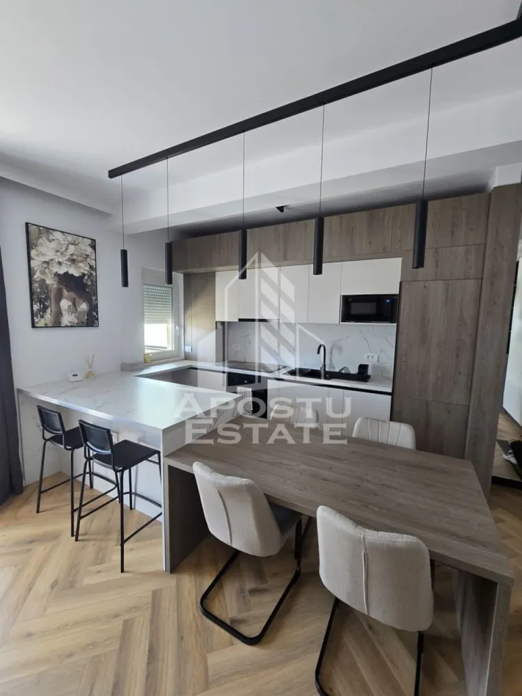 Penthose 2 camere de inchiriat, loc de parcare subteran, Zona Aradului - Agentia imobiliara APOSTU ESTATE va propune spre inchiriere un apartament cu 2 camere, spatios si luminos, situat in zona Aradului, o zona linistita si bine pozitionata din Timisoara, potrivit pentru cupluri,familii sau persoane singure care isi doresc o locuinta unde sa se simta confortabil si cu acces facil catre scoli, statii de autobuz, supermarketuri , magazine de zona, parcuri.

Suprafata utila: 56 mp
Compartimentare eficienta:
-Hol de acces generos
-Bucatarie complet mobilata si utilata, cu loc de luat masa
-Living luminos si spatios
-Dormitor mobilat si utilat
-Baie prevazuta cu dus si geam pentru ventilatie naturala

Confort si facilitati:
-Incalzirea apartamentului: centrala proprie
-Apartamentul este complet mobilat si utilat
-Nu se accepta animale de companie de catre proprietar
-Loc de parcare subteran

Localizare:
-Timis,Timisoara, zona Aradului– acces facil spre magazine, supermarket, scoli, parcuri si mijloace de transport in comun.

Ideal pentru:
-Familii
-Cupluri
-Persoane singure

Disponibilitate: imediata
Pret chirie lunara: 600 Euro
Programeaza o vizionare pentru a-ti putea imagina viitorul aici!
ID intern: CP3215588