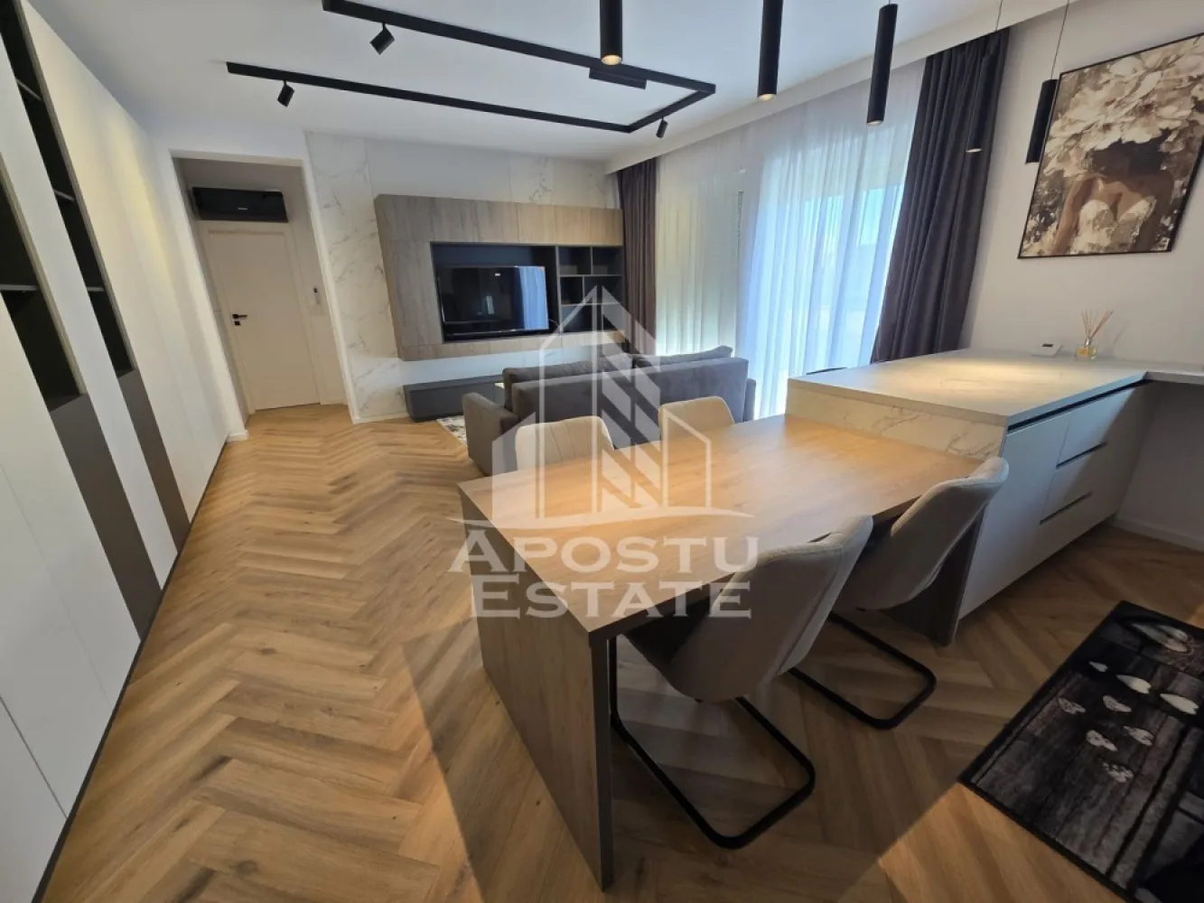 Penthose 2 camere de inchiriat, loc de parcare subteran, Zona Aradului - Agentia imobiliara APOSTU ESTATE va propune spre inchiriere un apartament cu 2 camere, spatios si luminos, situat in zona Aradului, o zona linistita si bine pozitionata din Timisoara, potrivit pentru cupluri,familii sau persoane singure care isi doresc o locuinta unde sa se simta confortabil si cu acces facil catre scoli, statii de autobuz, supermarketuri , magazine de zona, parcuri.

Suprafata utila: 56 mp
Compartimentare eficienta:
-Hol de acces generos
-Bucatarie complet mobilata si utilata, cu loc de luat masa
-Living luminos si spatios
-Dormitor mobilat si utilat
-Baie prevazuta cu dus si geam pentru ventilatie naturala

Confort si facilitati:
-Incalzirea apartamentului: centrala proprie
-Apartamentul este complet mobilat si utilat
-Nu se accepta animale de companie de catre proprietar
-Loc de parcare subteran

Localizare:
-Timis,Timisoara, zona Aradului– acces facil spre magazine, supermarket, scoli, parcuri si mijloace de transport in comun.

Ideal pentru:
-Familii
-Cupluri
-Persoane singure

Disponibilitate: imediata
Pret chirie lunara: 600 Euro
Programeaza o vizionare pentru a-ti putea imagina viitorul aici!
ID intern: CP3215588