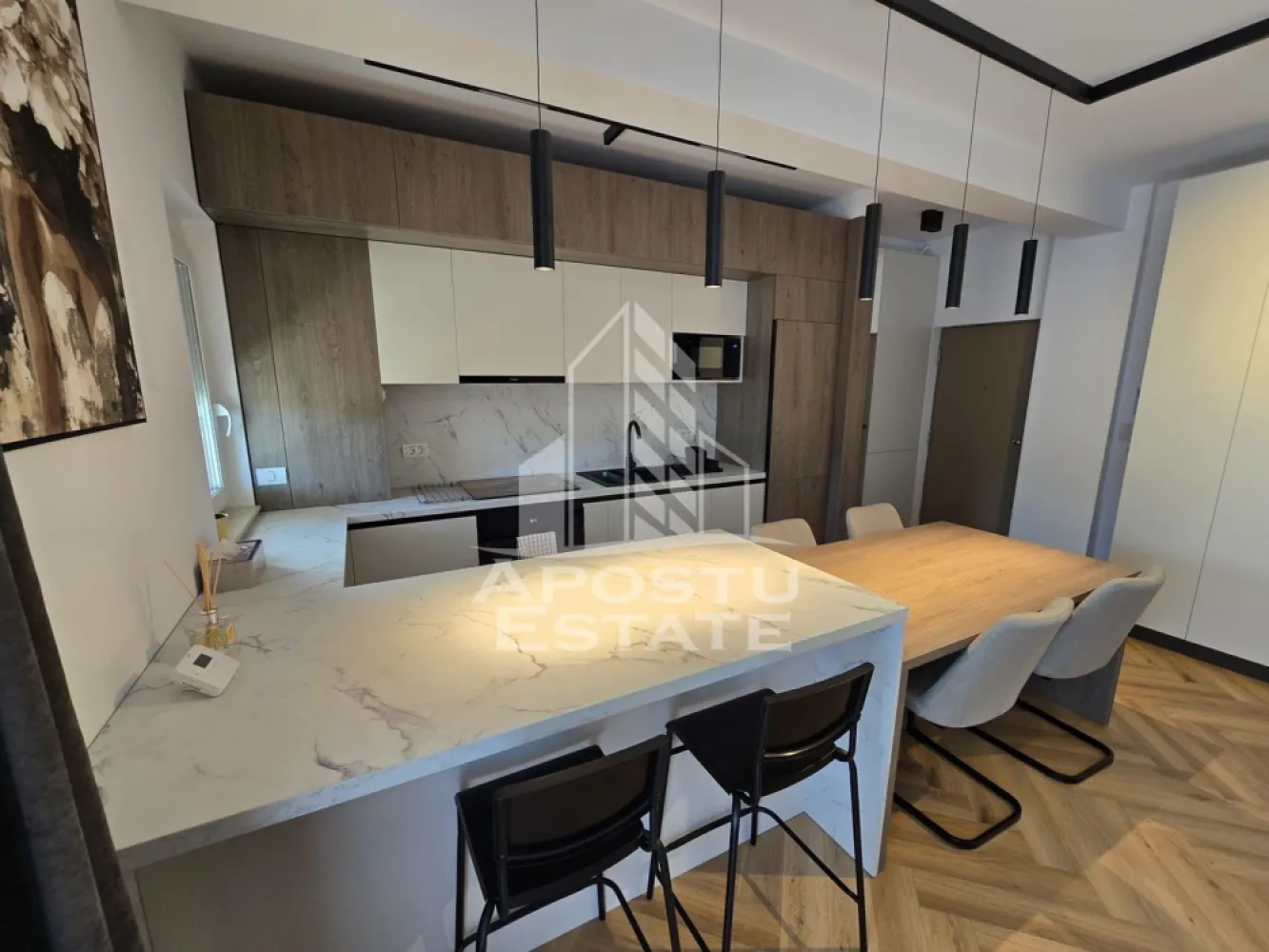 Penthose 2 camere de inchiriat, loc de parcare subteran, Zona Aradului - Agentia imobiliara APOSTU ESTATE va propune spre inchiriere un apartament cu 2 camere, spatios si luminos, situat in zona Aradului, o zona linistita si bine pozitionata din Timisoara, potrivit pentru cupluri,familii sau persoane singure care isi doresc o locuinta unde sa se simta confortabil si cu acces facil catre scoli, statii de autobuz, supermarketuri , magazine de zona, parcuri.

Suprafata utila: 56 mp
Compartimentare eficienta:
-Hol de acces generos
-Bucatarie complet mobilata si utilata, cu loc de luat masa
-Living luminos si spatios
-Dormitor mobilat si utilat
-Baie prevazuta cu dus si geam pentru ventilatie naturala

Confort si facilitati:
-Incalzirea apartamentului: centrala proprie
-Apartamentul este complet mobilat si utilat
-Nu se accepta animale de companie de catre proprietar
-Loc de parcare subteran

Localizare:
-Timis,Timisoara, zona Aradului– acces facil spre magazine, supermarket, scoli, parcuri si mijloace de transport in comun.

Ideal pentru:
-Familii
-Cupluri
-Persoane singure

Disponibilitate: imediata
Pret chirie lunara: 600 Euro
Programeaza o vizionare pentru a-ti putea imagina viitorul aici!
ID intern: CP3215588