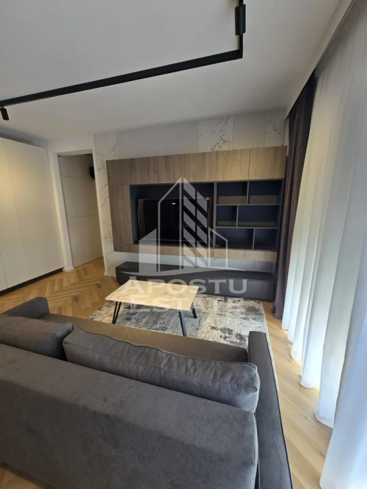 Penthose 2 camere de inchiriat, loc de parcare subteran, Zona Aradului - Agentia imobiliara APOSTU ESTATE va propune spre inchiriere un apartament cu 2 camere, spatios si luminos, situat in zona Aradului, o zona linistita si bine pozitionata din Timisoara, potrivit pentru cupluri,familii sau persoane singure care isi doresc o locuinta unde sa se simta confortabil si cu acces facil catre scoli, statii de autobuz, supermarketuri , magazine de zona, parcuri.

Suprafata utila: 56 mp
Compartimentare eficienta:
-Hol de acces generos
-Bucatarie complet mobilata si utilata, cu loc de luat masa
-Living luminos si spatios
-Dormitor mobilat si utilat
-Baie prevazuta cu dus si geam pentru ventilatie naturala

Confort si facilitati:
-Incalzirea apartamentului: centrala proprie
-Apartamentul este complet mobilat si utilat
-Nu se accepta animale de companie de catre proprietar
-Loc de parcare subteran

Localizare:
-Timis,Timisoara, zona Aradului– acces facil spre magazine, supermarket, scoli, parcuri si mijloace de transport in comun.

Ideal pentru:
-Familii
-Cupluri
-Persoane singure

Disponibilitate: imediata
Pret chirie lunara: 600 Euro
Programeaza o vizionare pentru a-ti putea imagina viitorul aici!
ID intern: CP3215588