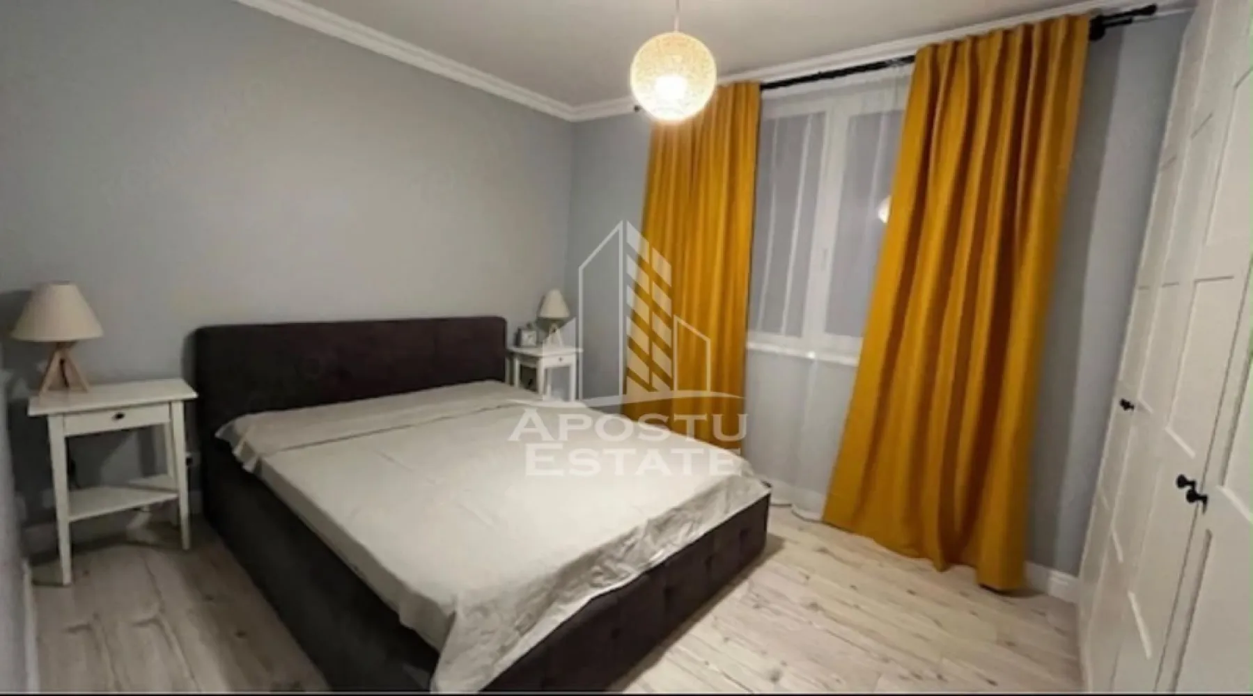 Apartament cu 3 camere de inchiriat , bloc nou , Dumbravita - Agentia imobiliara APOSTU ESTATE va propune spre inchiriere un apartament cu 3 camere, spatios si luminos, situat in Dumbravita , o zona linistita si bine pozitionata din Timis potrivit pentru cupluri,familii, sau studenti care isi doresc o locuinta unde sa se simta confortabil si cu acces facil catre scoli, statii de autobuz, supermarketuri , magazine de zona, parcuri.

Suprafata utila: 65 mp
Compartimentare eficienta:
-Hol de acces generos
-Bucatarie complet mobilata si utilata, cu loc de luat masa
-Living luminos si spatios
-Dormitor mobilat si utilat
-Dormitor secundar mobilat 
-Baie prevazuta cu cada

Confort si facilitati:
-Incalzirea apartamentului: centrala proprie 
-Apartamentul este complet mobilat si utilat
- Loc de parcare 

Localizare:
-Timis, Dumbravita – acces facil spre magazine, supermarketul Lidl, scoli, parcuri si mijloace de transport in comun.

Ideal pentru:
-Familii
-Cupluri
-Studenti

Programeaza o vizionare pentru a-ti putea imagina viitorul aici!
ID intern: CP3215951