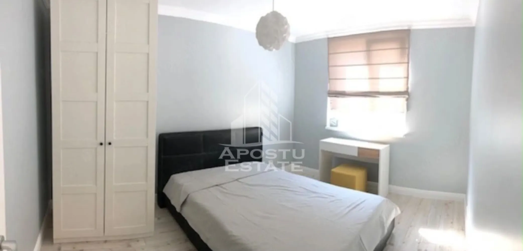 Apartament cu 3 camere de inchiriat , bloc nou , Dumbravita - Agentia imobiliara APOSTU ESTATE va propune spre inchiriere un apartament cu 3 camere, spatios si luminos, situat in Dumbravita , o zona linistita si bine pozitionata din Timis potrivit pentru cupluri,familii, sau studenti care isi doresc o locuinta unde sa se simta confortabil si cu acces facil catre scoli, statii de autobuz, supermarketuri , magazine de zona, parcuri.

Suprafata utila: 65 mp
Compartimentare eficienta:
-Hol de acces generos
-Bucatarie complet mobilata si utilata, cu loc de luat masa
-Living luminos si spatios
-Dormitor mobilat si utilat
-Dormitor secundar mobilat 
-Baie prevazuta cu cada

Confort si facilitati:
-Incalzirea apartamentului: centrala proprie 
-Apartamentul este complet mobilat si utilat
- Loc de parcare 

Localizare:
-Timis, Dumbravita – acces facil spre magazine, supermarketul Lidl, scoli, parcuri si mijloace de transport in comun.

Ideal pentru:
-Familii
-Cupluri
-Studenti

Programeaza o vizionare pentru a-ti putea imagina viitorul aici!
ID intern: CP3215951
