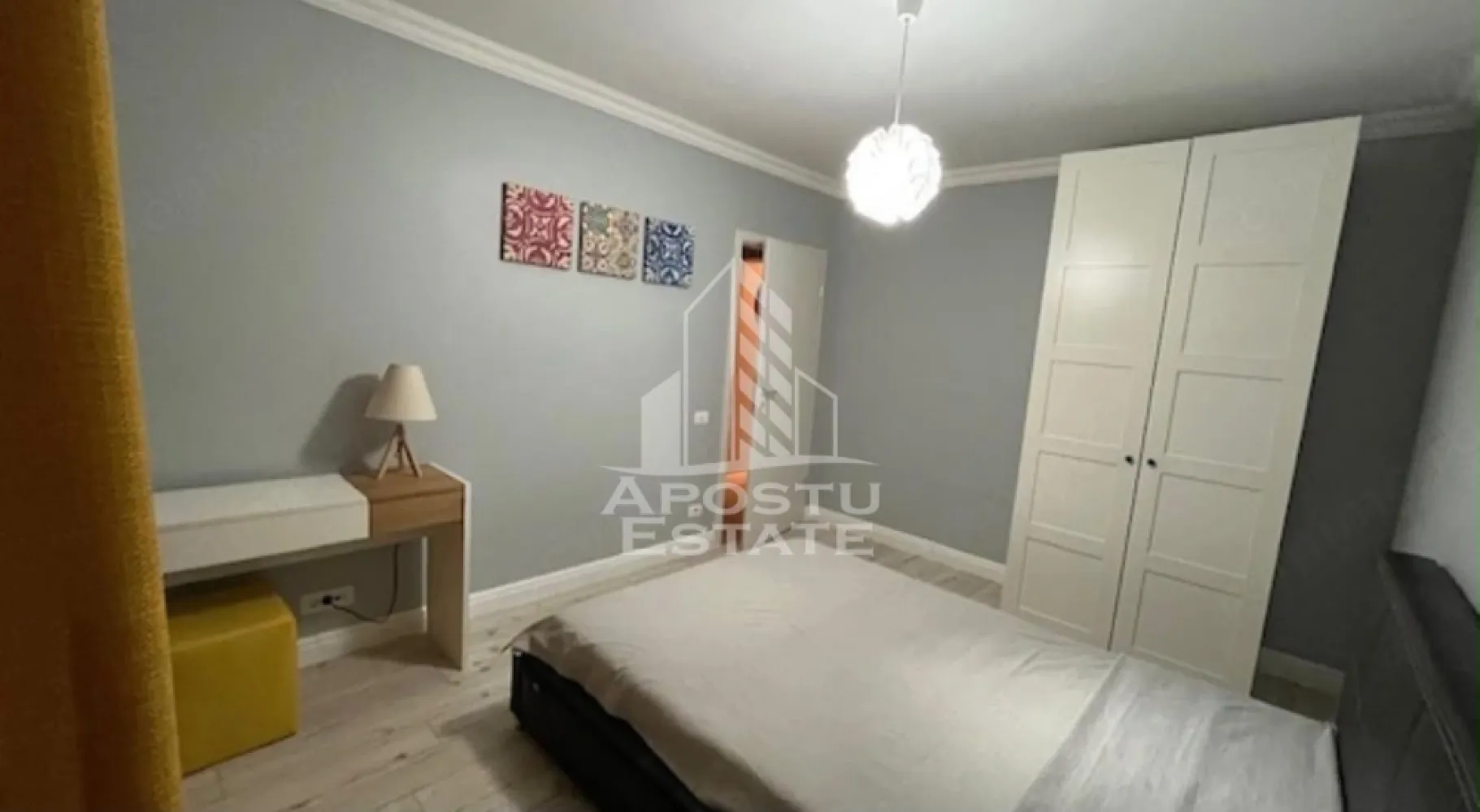 Apartament cu 3 camere de inchiriat , bloc nou , Dumbravita - Agentia imobiliara APOSTU ESTATE va propune spre inchiriere un apartament cu 3 camere, spatios si luminos, situat in Dumbravita , o zona linistita si bine pozitionata din Timis potrivit pentru cupluri,familii, sau studenti care isi doresc o locuinta unde sa se simta confortabil si cu acces facil catre scoli, statii de autobuz, supermarketuri , magazine de zona, parcuri.

Suprafata utila: 65 mp
Compartimentare eficienta:
-Hol de acces generos
-Bucatarie complet mobilata si utilata, cu loc de luat masa
-Living luminos si spatios
-Dormitor mobilat si utilat
-Dormitor secundar mobilat 
-Baie prevazuta cu cada

Confort si facilitati:
-Incalzirea apartamentului: centrala proprie 
-Apartamentul este complet mobilat si utilat
- Loc de parcare 

Localizare:
-Timis, Dumbravita – acces facil spre magazine, supermarketul Lidl, scoli, parcuri si mijloace de transport in comun.

Ideal pentru:
-Familii
-Cupluri
-Studenti

Programeaza o vizionare pentru a-ti putea imagina viitorul aici!
ID intern: CP3215951