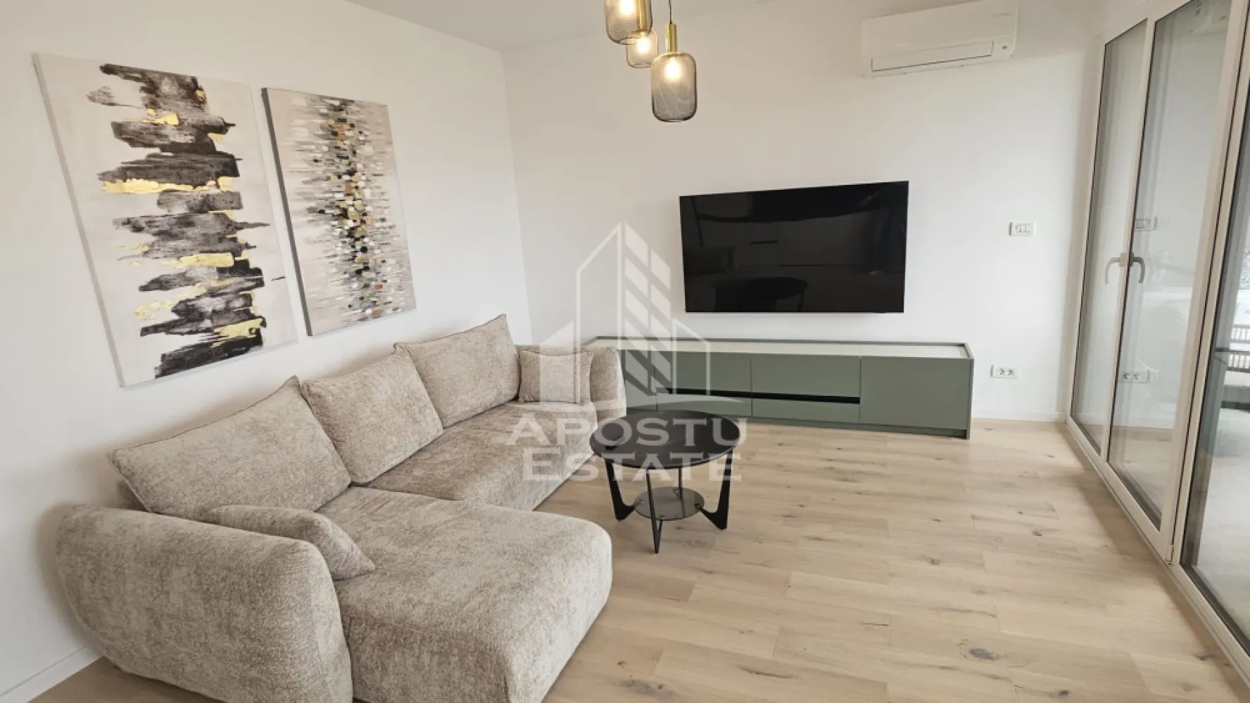 Apartament cu 2 camere de inchiriat, Timisoara zona Circumvalatiunii - Agentia imobiliara APOSTU ESTATE va propune spre inchiriere un apartament cu 2 camere, spatios si luminos, situat in zona Circumvalatiunii, o zona linistita si bine pozitionata din Timisoara, potrivit pentru cupluri,familii, sau studenti care isi doresc o locuinta unde sa se simta confortabil si cu acces facil catre scoli, statii de autobuz, supermarketuri , magazine de zona, parcuri.

Suprafata utila: 55 mp
Compartimentare eficienta:
-Hol de acces generos
-Bucatarie complet mobilata si utilata, cu loc de luat masa
-Living luminos si spatios
-Dormitor mobilat si utilat
-Baie prevazuta cu cada

Confort si facilitati:
-Incalzirea apartamentului: centrala proprie 
-Apartamentul este complet mobilat si utilat
-Apartamentul este mobilat si utilat de catre proprietar
-Apartamentul se afla la prima inchiriere

Localizare:
-Timis,Timisoara, zona Circumvalatiunii – acces facil spre magazine, supermarketul Lidl, scoli, parcuri si mijloace de transport in comun.

Ideal pentru:
-Familii
-Cupluri
-Studenti

Disponibilitate: imediata
Pret chirie lunara: 700 Euro + 70 Euro locul de parcare
Programeaza o vizionare pentru a-ti putea imagina viitorul aici!
ID intern: CP3215363