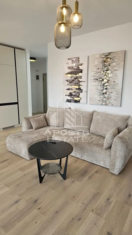 Apartament cu 2 camere de inchiriat, Timisoara zona Circumvalatiunii - Agentia imobiliara APOSTU ESTATE va propune spre inchiriere un apartament cu 2 camere, spatios si luminos, situat in zona Circumvalatiunii, o zona linistita si bine pozitionata din Timisoara, potrivit pentru cupluri,familii, sau studenti care isi doresc o locuinta unde sa se simta confortabil si cu acces facil catre scoli, statii de autobuz, supermarketuri , magazine de zona, parcuri.

Suprafata utila: 55 mp
Compartimentare eficienta:
-Hol de acces generos
-Bucatarie complet mobilata si utilata, cu loc de luat masa
-Living luminos si spatios
-Dormitor mobilat si utilat
-Baie prevazuta cu cada

Confort si facilitati:
-Incalzirea apartamentului: centrala proprie 
-Apartamentul este complet mobilat si utilat
-Apartamentul este mobilat si utilat de catre proprietar
-Apartamentul se afla la prima inchiriere

Localizare:
-Timis,Timisoara, zona Circumvalatiunii – acces facil spre magazine, supermarketul Lidl, scoli, parcuri si mijloace de transport in comun.

Ideal pentru:
-Familii
-Cupluri
-Studenti

Disponibilitate: imediata
Pret chirie lunara: 700 Euro + 70 Euro locul de parcare
Programeaza o vizionare pentru a-ti putea imagina viitorul aici!
ID intern: CP3215363