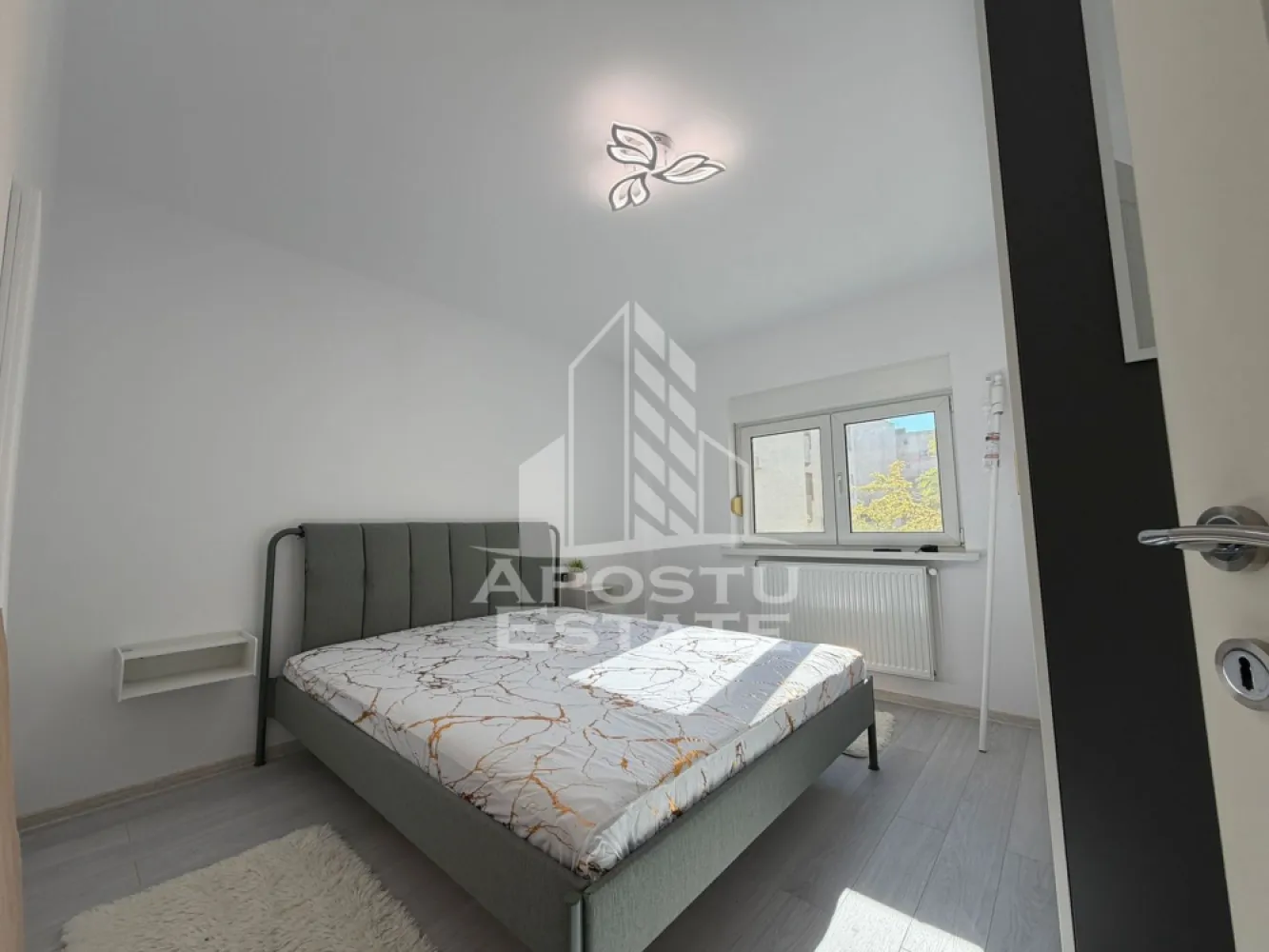 Apartament cu 2 camere,Pet Friendly,centrala proprie,Aradului - Agentia imobiliara Apostu Estate va propune spre inchiriere un apartament spatios si elegant, cu 2 camere, situat intr-o zona linistita si bine conectata din Calea Aradului, ideal pentru familii sau persoane care doresc un spatiu generos si confortabil.

Suprafata utila: 54 mp

Compartimentare eficienta:
Hol de acces generos cu spatiu de depozitare
Bucatarie complet mobilata si utilata, cu loc de luat masa
Living luminos si spatios
Dormitor matrimonial mobilat
Baie principala cu cada si geam pentru ventilatie naturala

Confort si facilitati:
Centrala termica proprie pe gaz
Aer conditionat

Apartamentul este complet mobilat si utilat, la prima inchiriere

Localizare: Zona Aradului– liniste, acces facil in oras, in apropiere de magazine, scoli si mijloace de transport in comun.

Ideal pentru:
Familii
Cupluri
Profesionisti care lucreaza remote sau au nevoie de birou acasa

Pret chirie: 500
Programeaza o vizionare!
ID intern: CP2802870