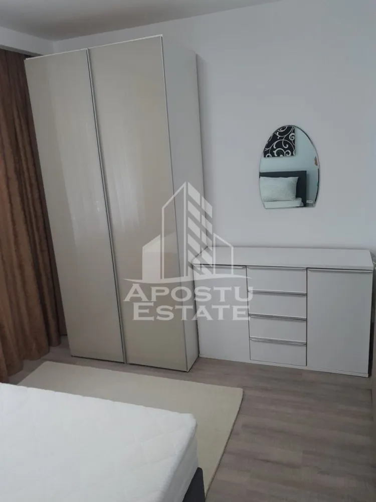 Apartament cu 2 camere de inchiriat , Zona Complex , Timisoara - Agentia imobiliara APOSTU ESTATE va propune spre inchiriere un apartament cu 2 camere, spatios si luminos, situat in zona Complex , o zona linistita si bine pozitionata din Timisoara, potrivit pentru cupluri,familii, sau studenti care isi doresc o locuinta unde sa se simta confortabil si cu acces facil catre scoli, statii de autobuz, supermarketuri , magazine de zona, parcuri.

Suprafata utila: 50 mp
Compartimentare eficienta:
-Hol de acces generos
-Bucatarie complet mobilata si utilata, cu loc de luat masa
-Living luminos si spatios
-Dormitor mobilat si utilat
-Baie prevazuta cu dus 

Confort si facilitati:
-Incalzirea apartamentului: centrala proprie 
-Apartamentul este complet mobilat si utilat 

Localizare:
-Timis,Timisoara, zona Complex – acces facil spre magazine, supermarketul Lidl, scoli, parcuri si mijloace de transport in comun.

Ideal pentru:
-Familii
-Cupluri
-Studenti

Pret chirie lunara: 400 euro
Programeaza o vizionare pentru a-ti putea imagina viitorul aici!
ID intern: CP3215900