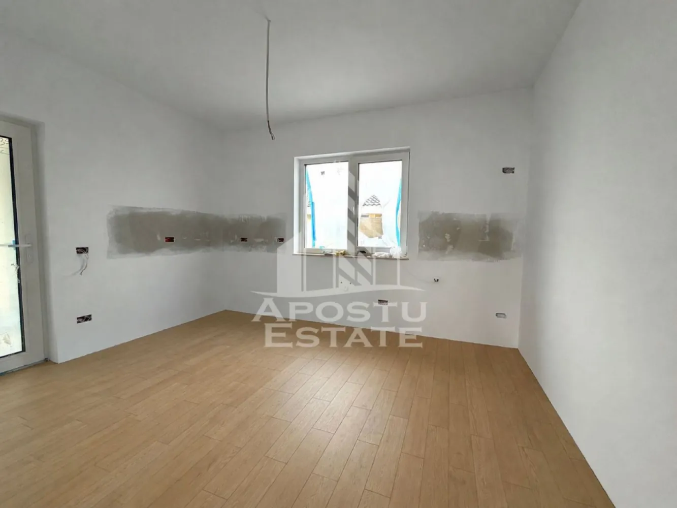 Casa individuala de vanzare situata in Utvin - Agentia imobiliara APOSTU ESTATE va propune spre vanzare o casa individuala pe parter cu 4 camere, 3 dormitoare, 2 bai, terasa.
 Aceasta casa primitoare are o suprafata utila de 105 mp, amplasată pe un teren de 400 mp, situata într-o zona liniştita, cu toate utilitaţile disponibile.
 Compartimentare:
 Living generos;
Bucatarie inchisa 
 3 Dormitoare;
 2 Bai;
 Terasa; 
 Confortul termic este realizat prin intermediul centralei proprii, incalzire prin pardoseala.
 Casa este complet racordată la toate utilitaţile (apa, gaz, curent, canalizare) şi ofera un spaţiu confortabil, potrivit pentru o familie.
 Termen de predare iunie 2026
 Agentia imobiliara Apostu Estate va ofera consultanta bancara gratuita prin intermediul colaboratorilor nostri pentru alegerea celui mai potrivit tip de credit, astfel incat tu sa devi noul proprietar al acestui apartament.
 Va asteptam cu drag la o vizionare!
 ID intern: CP3215302