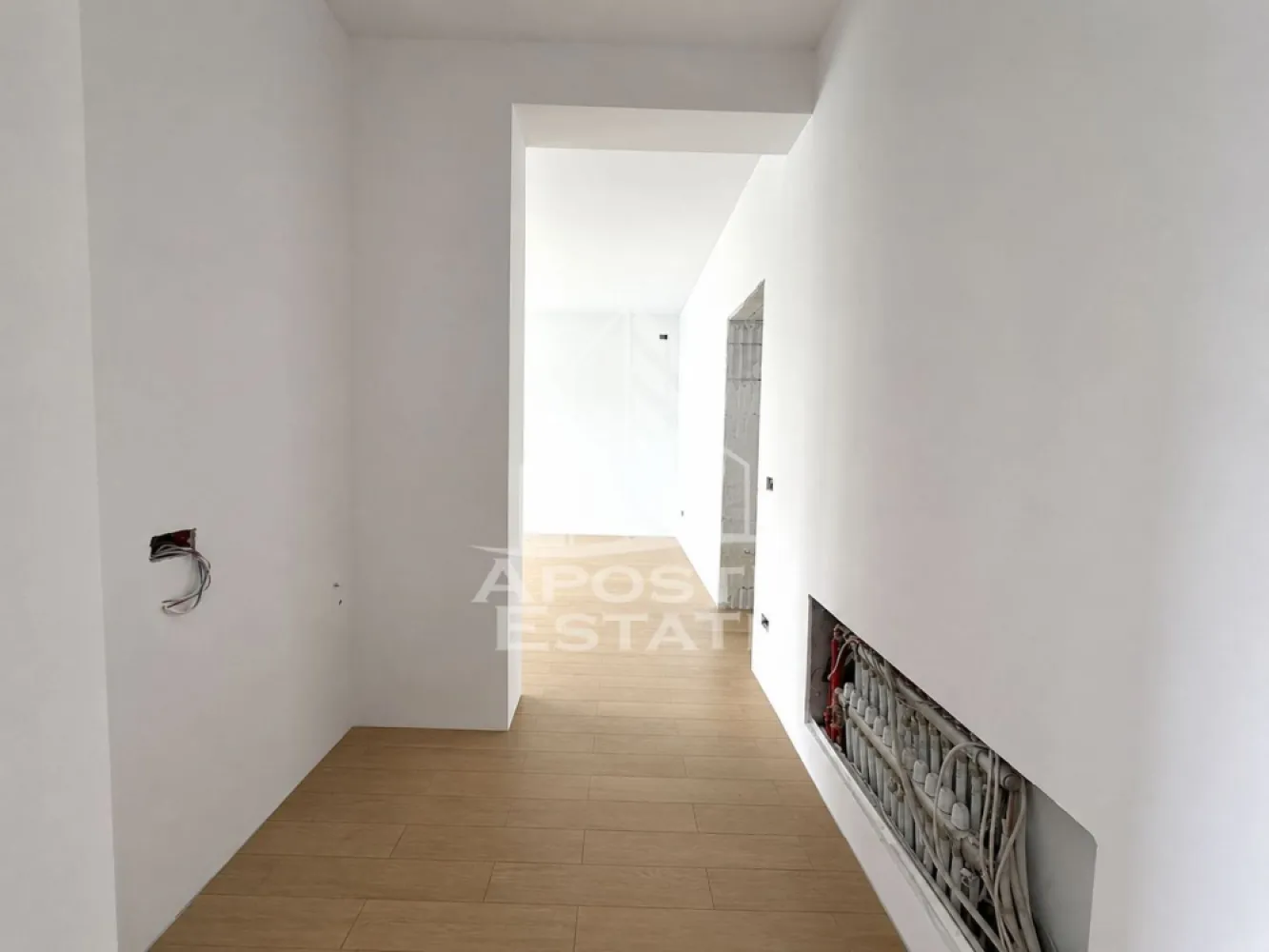 Casa individuala de vanzare situata in Utvin - Agentia imobiliara APOSTU ESTATE va propune spre vanzare o casa individuala pe parter cu 4 camere, 3 dormitoare, 2 bai, terasa.
 Aceasta casa primitoare are o suprafata utila de 105 mp, amplasată pe un teren de 400 mp, situata într-o zona liniştita, cu toate utilitaţile disponibile.
 Compartimentare:
 Living generos;
Bucatarie inchisa 
 3 Dormitoare;
 2 Bai;
 Terasa; 
 Confortul termic este realizat prin intermediul centralei proprii, incalzire prin pardoseala.
 Casa este complet racordată la toate utilitaţile (apa, gaz, curent, canalizare) şi ofera un spaţiu confortabil, potrivit pentru o familie.
 Termen de predare iunie 2026
 Agentia imobiliara Apostu Estate va ofera consultanta bancara gratuita prin intermediul colaboratorilor nostri pentru alegerea celui mai potrivit tip de credit, astfel incat tu sa devi noul proprietar al acestui apartament.
 Va asteptam cu drag la o vizionare!
 ID intern: CP3215302